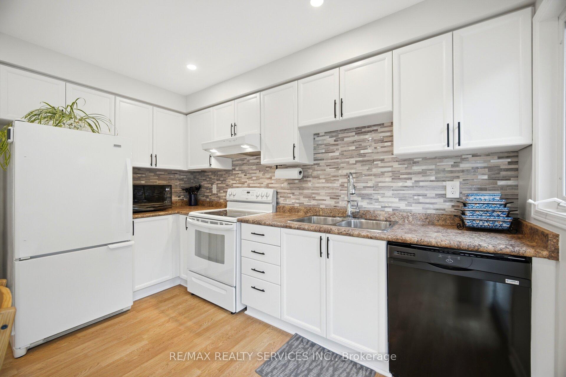Photo 12 of 38 Furrows End, Brampton, Heart Lake West — HOMEH