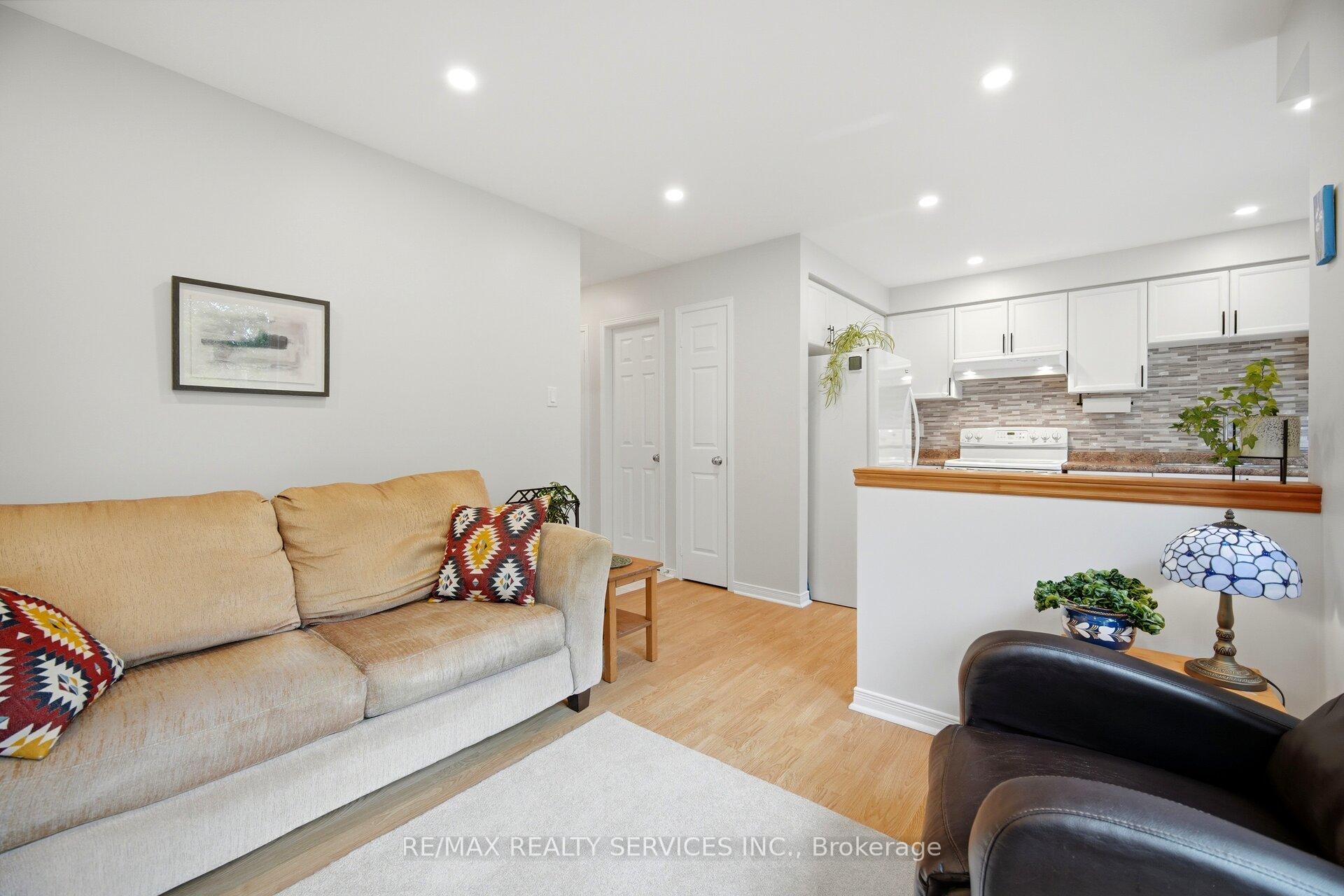 Photo 18 of 38 Furrows End, Brampton, Heart Lake West — HOMEH