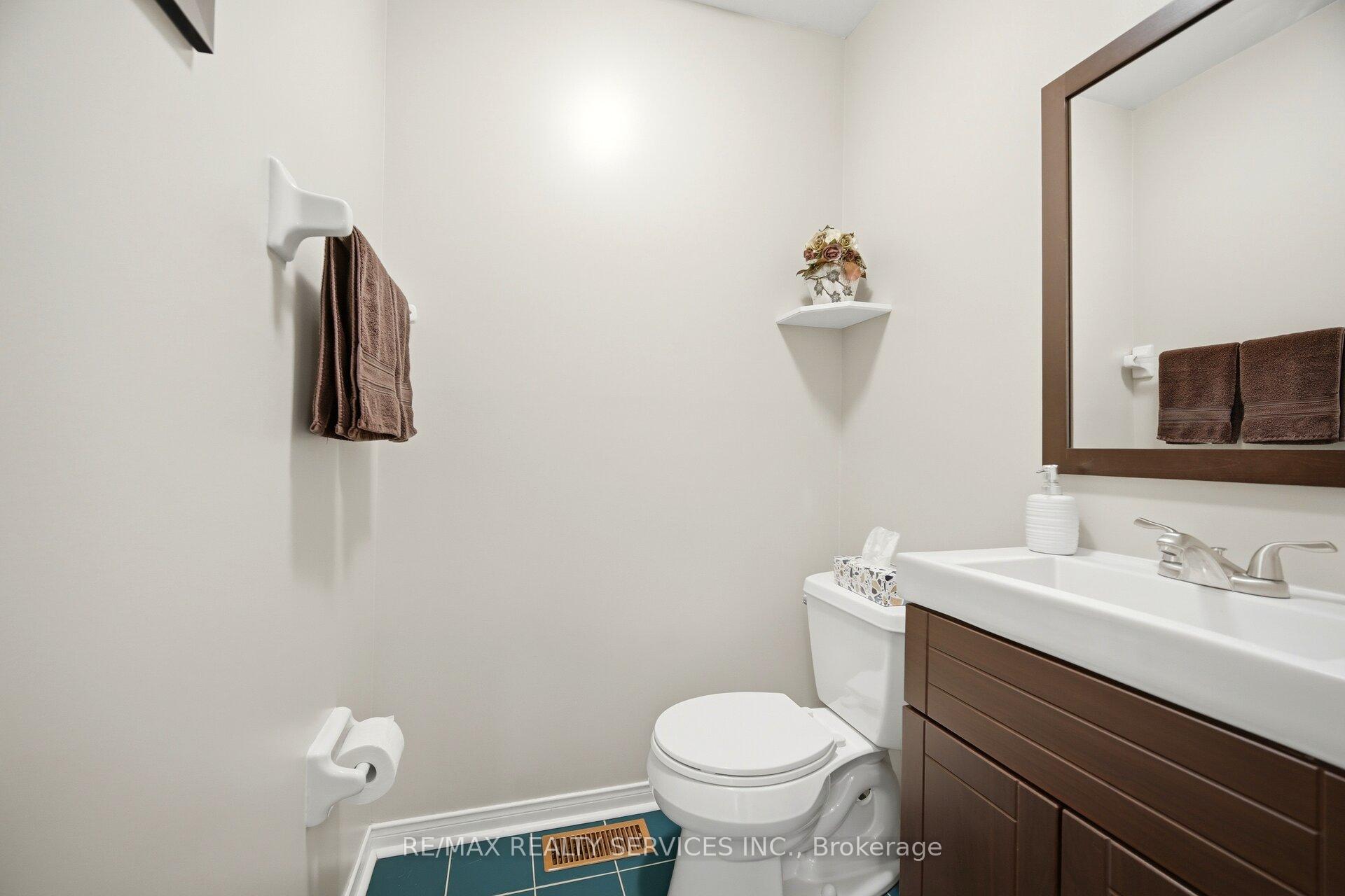 Photo 20 of 38 Furrows End, Brampton, Heart Lake West — HOMEH