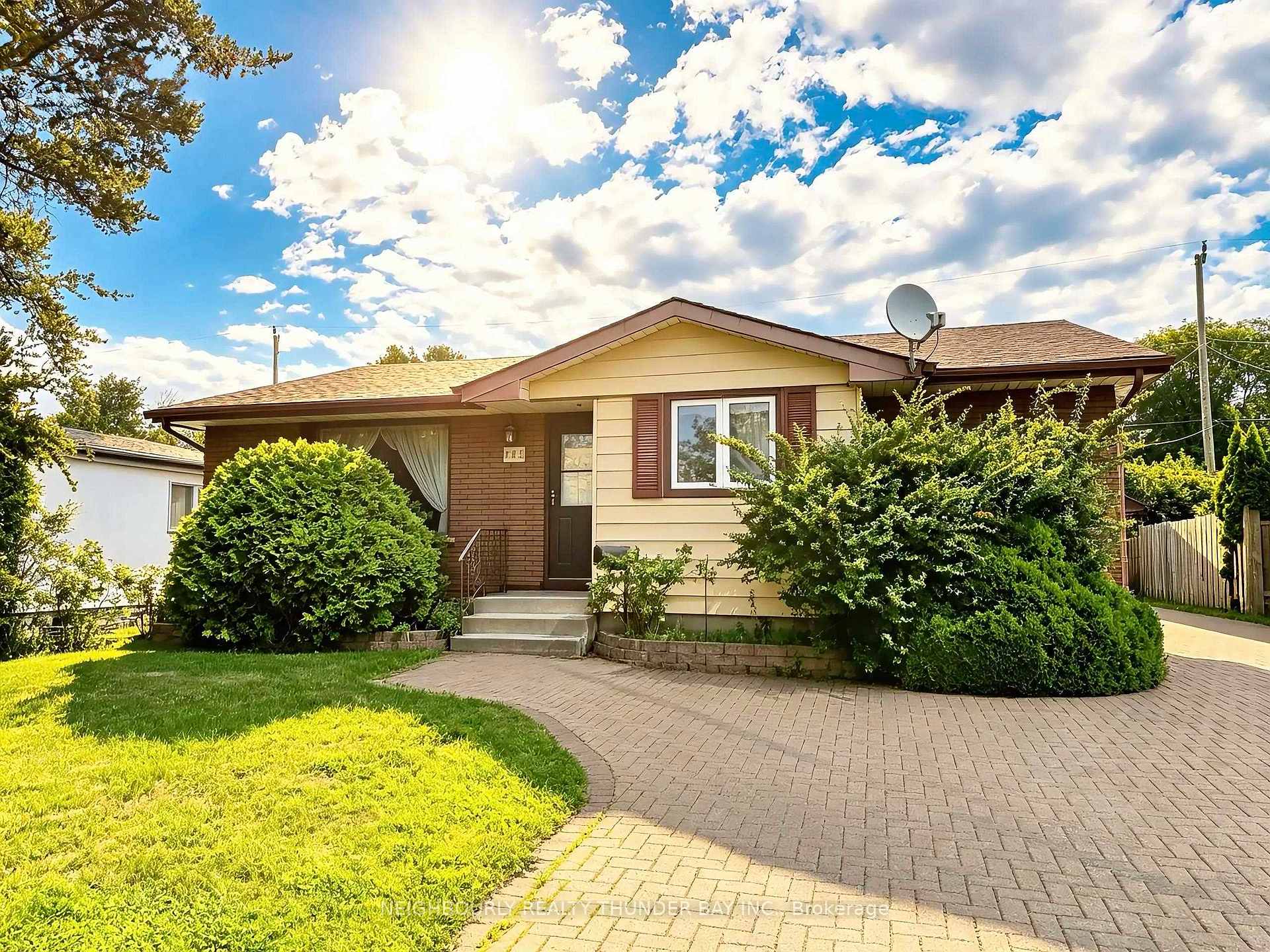 Photo 2 of 782 John Street, Thunder Bay, Forest Park — HOMEH