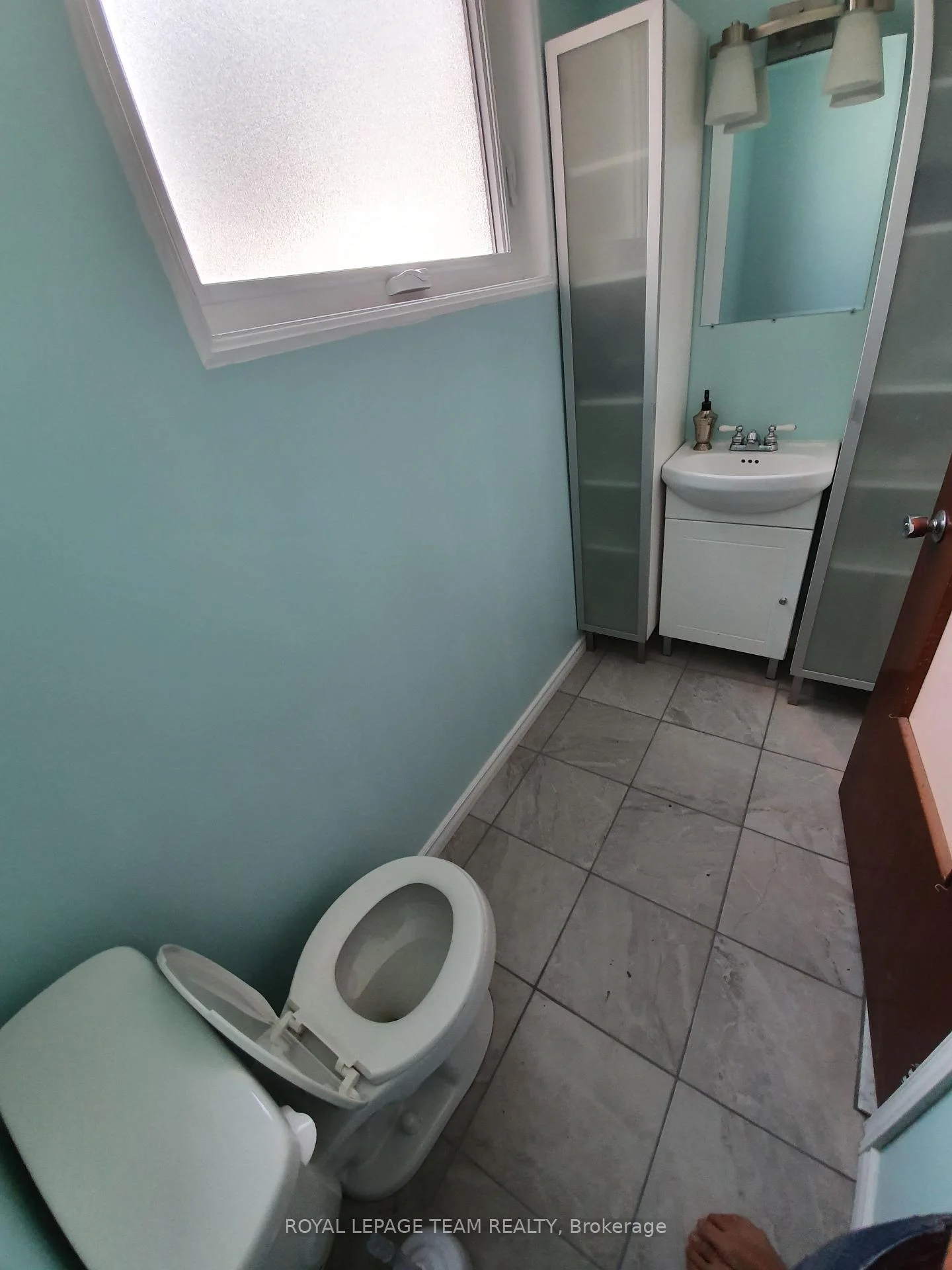 Photo 18 of Unit UPSTRS, 1015 Pinecrest Road, Ottawa, Queensway Terrace North — HOMEH