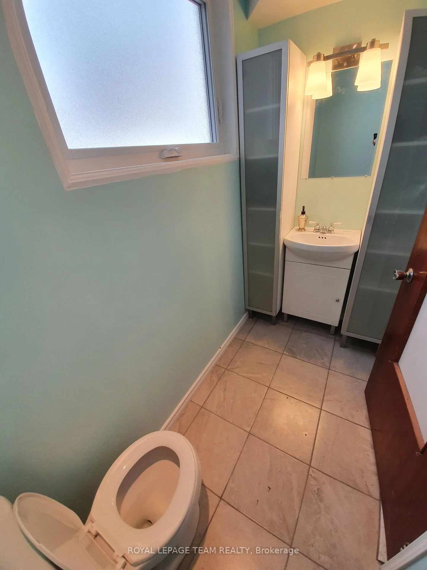 Photo 19 of Unit UPSTRS, 1015 Pinecrest Road, Ottawa, Queensway Terrace North — HOMEH