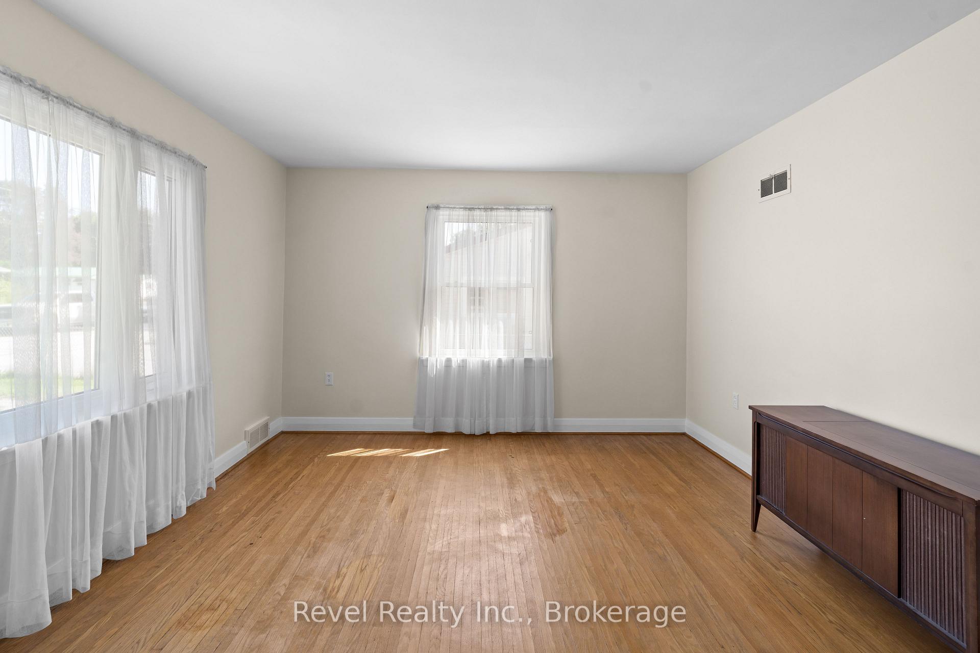 Photo 6 of 51 Cobbledick Street, Clarington, Orono — HOMEH