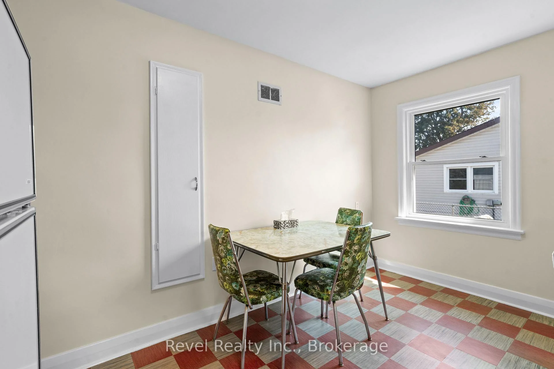 Photo 23 of 51 Cobbledick Street, Clarington, Orono — HOMEH