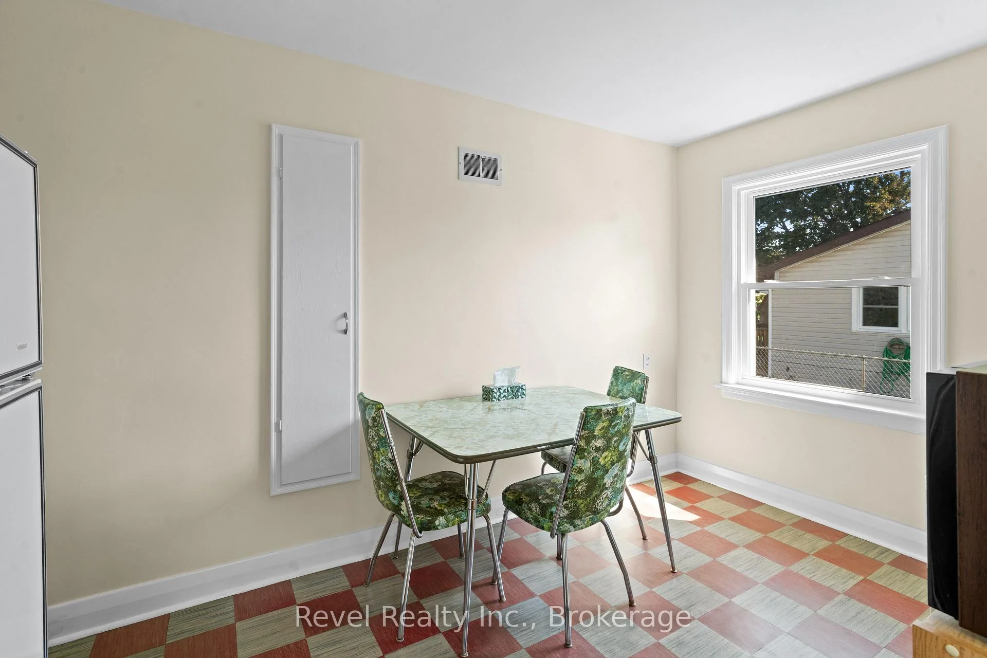 Photo 40 of 51 Cobbledick Street, Clarington, Orono — HOMEH