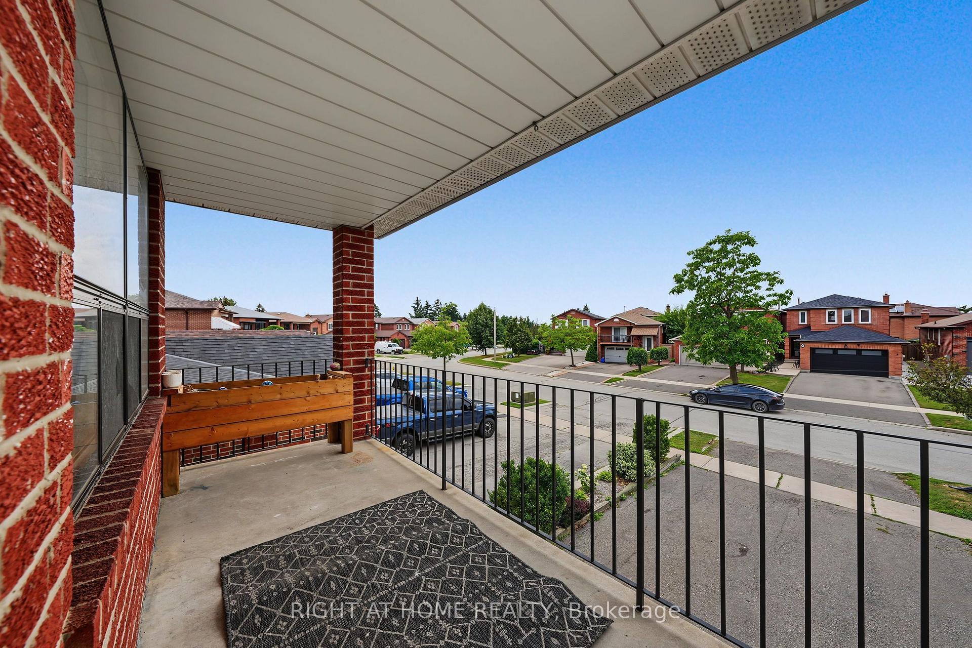 Photo 2 of 9 Twinberry Crescent, Vaughan, East Woodbridge — HOMEH