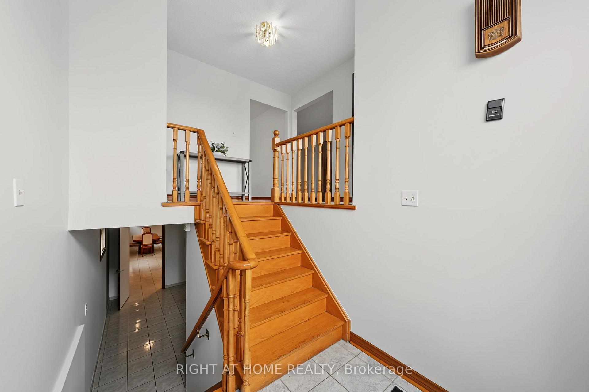 Photo 3 of 9 Twinberry Crescent, Vaughan, East Woodbridge — HOMEH