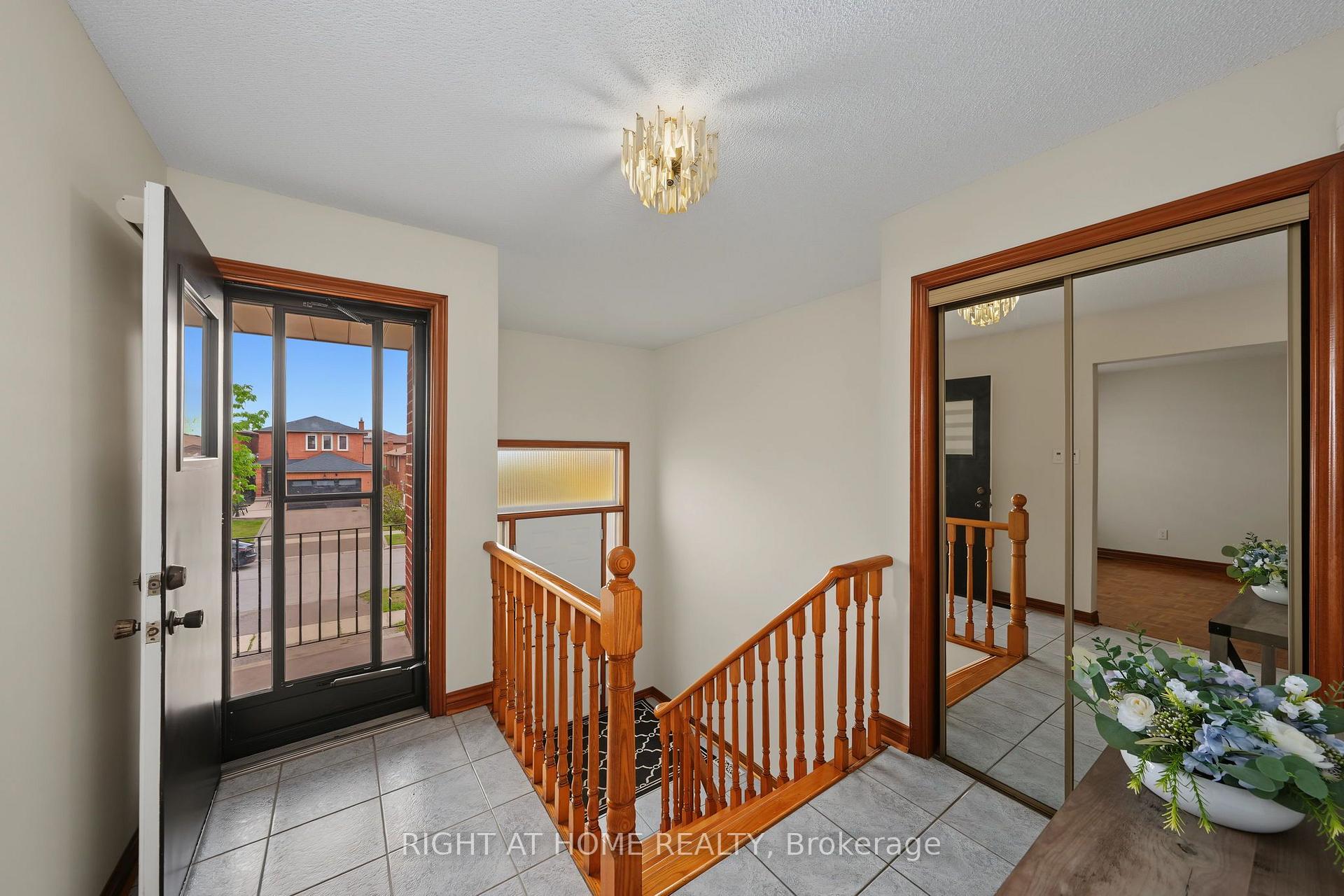 Photo 4 of 9 Twinberry Crescent, Vaughan, East Woodbridge — HOMEH