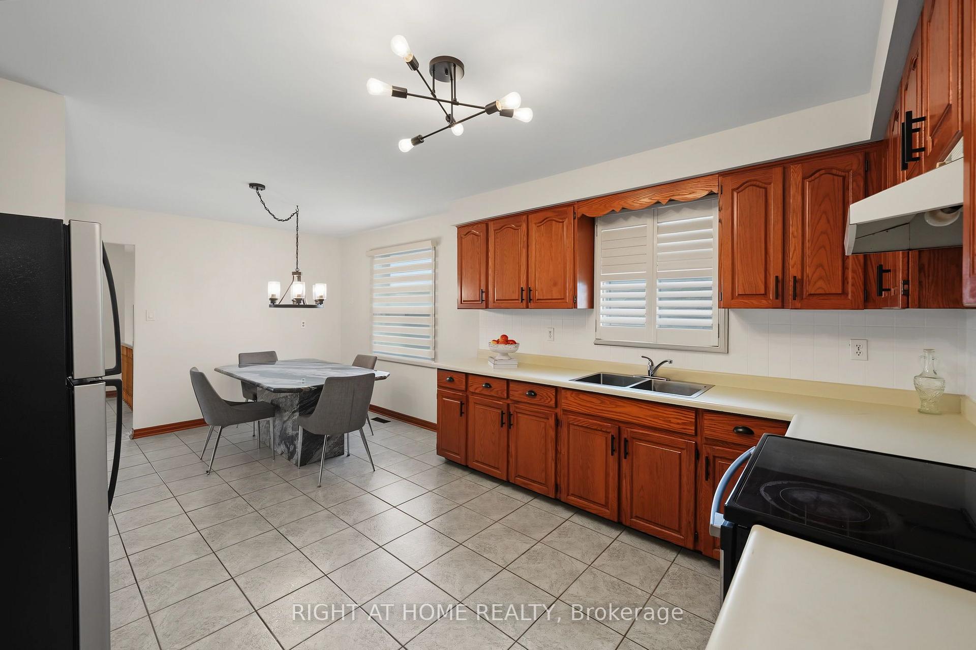 Photo 10 of 9 Twinberry Crescent, Vaughan, East Woodbridge — HOMEH