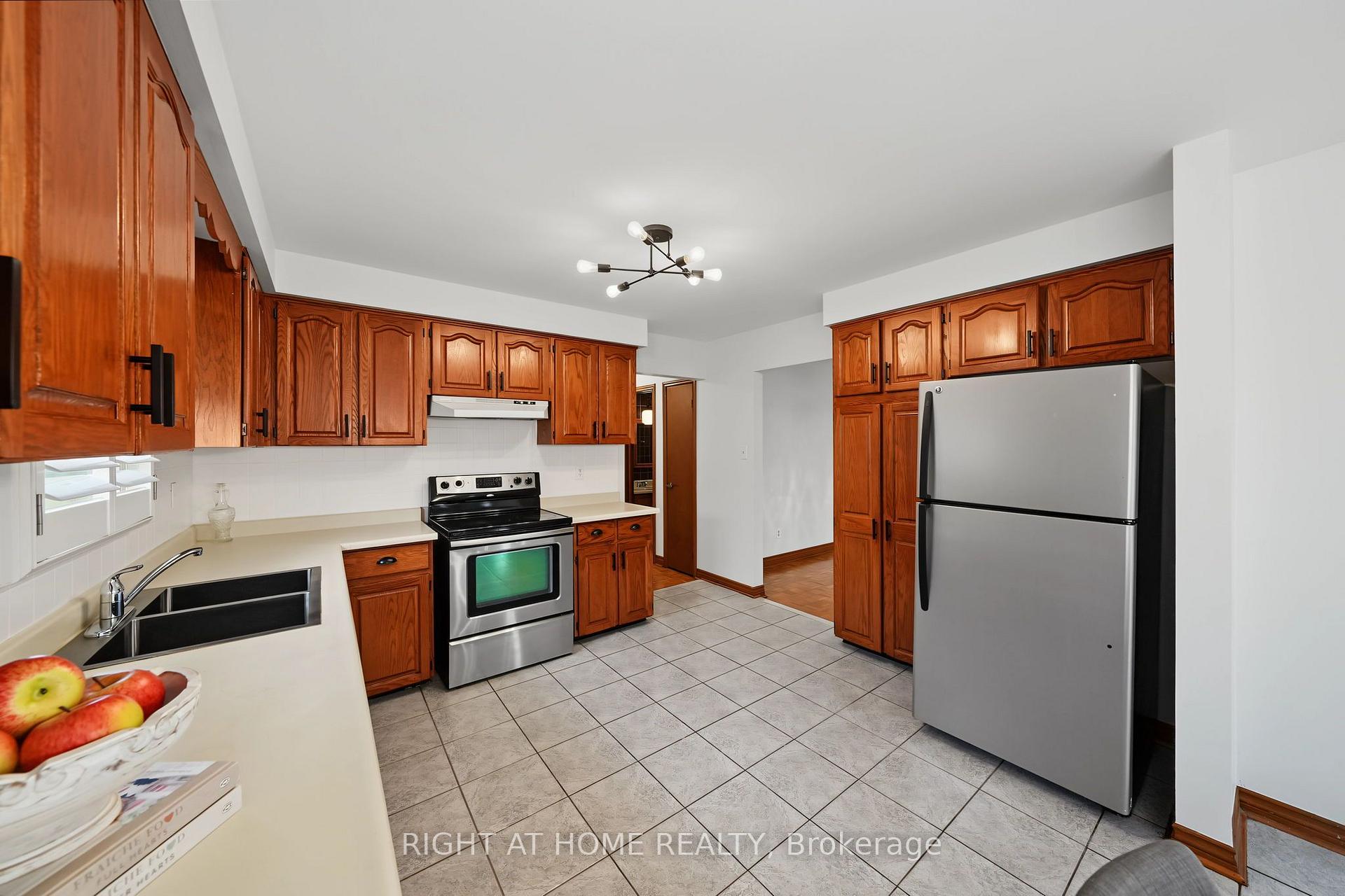 Photo 11 of 9 Twinberry Crescent, Vaughan, East Woodbridge — HOMEH