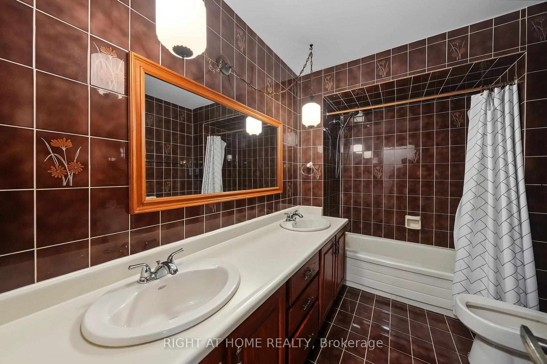 Photo 12 of 9 Twinberry Crescent, Vaughan, East Woodbridge — HOMEH