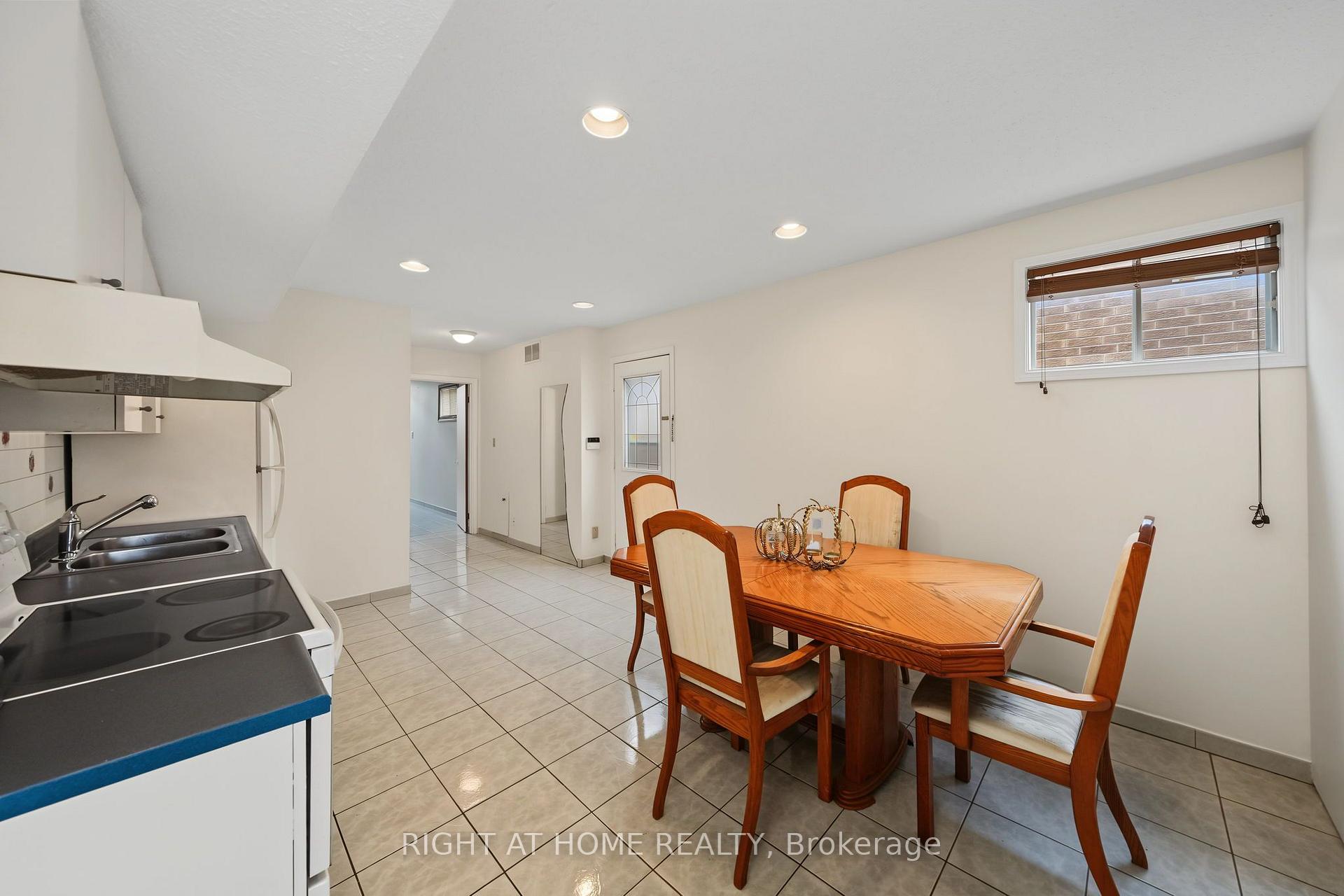 Photo 21 of 9 Twinberry Crescent, Vaughan, East Woodbridge — HOMEH