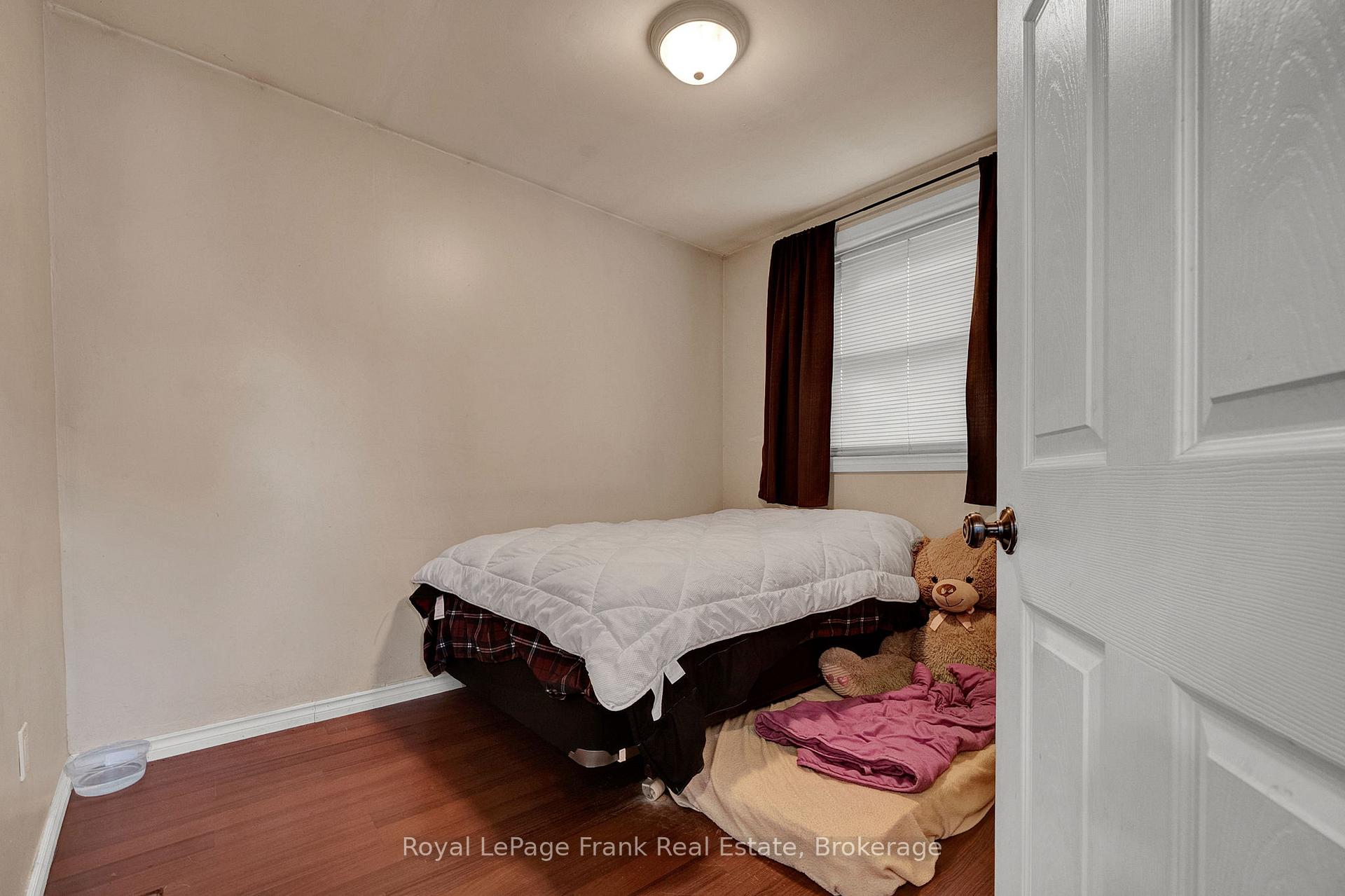 Photo 11 of 121 Cromwell Avenue, Oshawa, Vanier — HOMEH