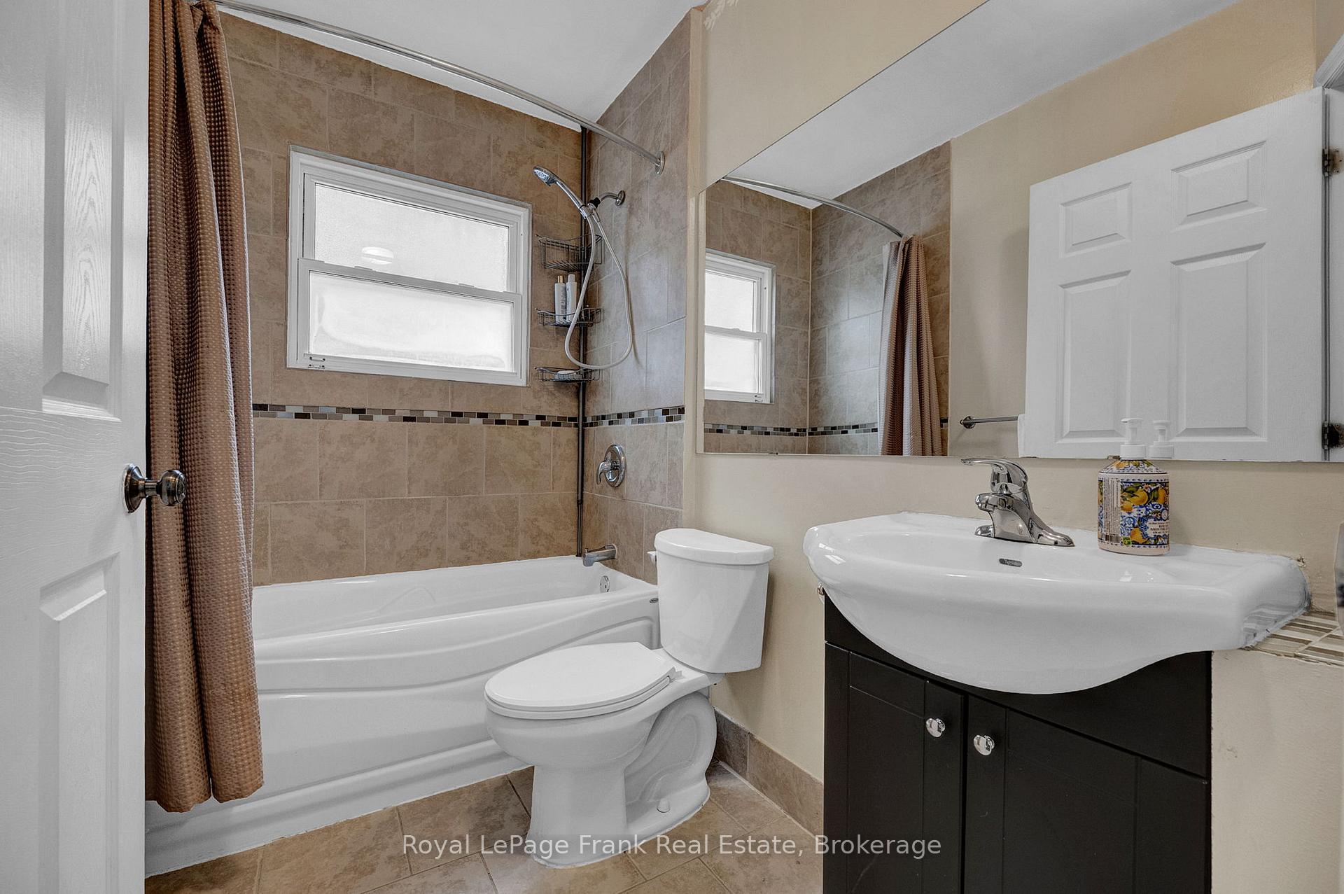 Photo 14 of 121 Cromwell Avenue, Oshawa, Vanier — HOMEH