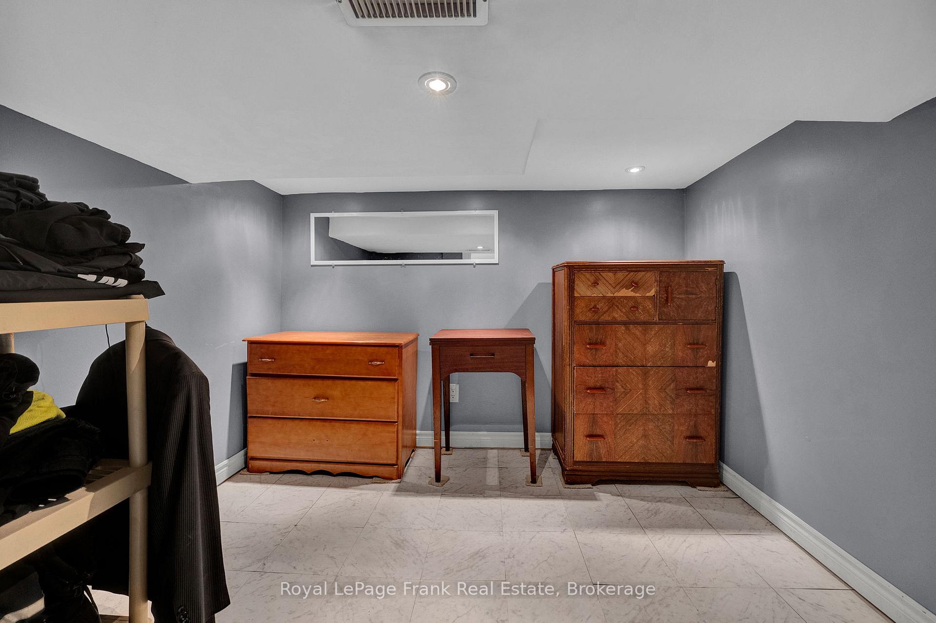 Photo 18 of 121 Cromwell Avenue, Oshawa, Vanier — HOMEH