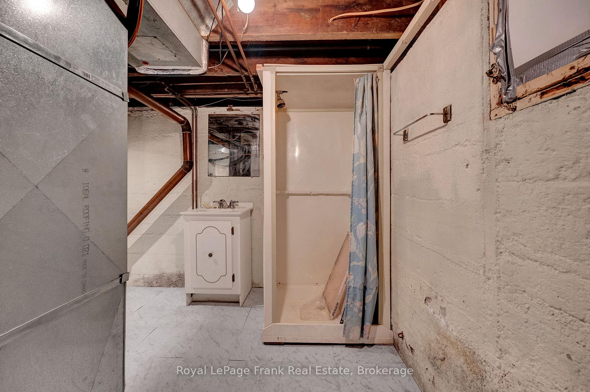 Photo 19 of 121 Cromwell Avenue, Oshawa, Vanier — HOMEH