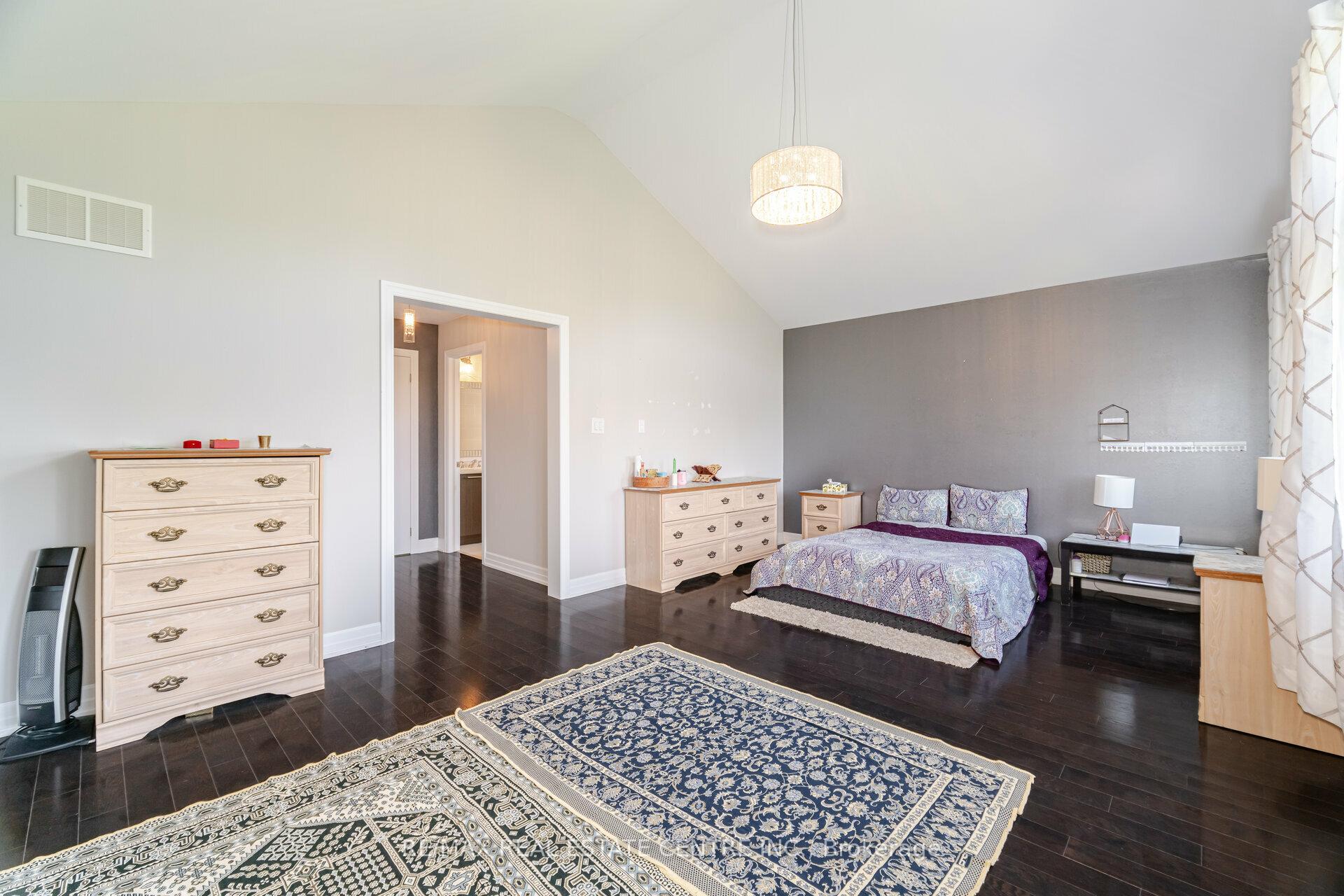 Photo 19 of 34 Alex Campbell Crescent, King, King City — HOMEH