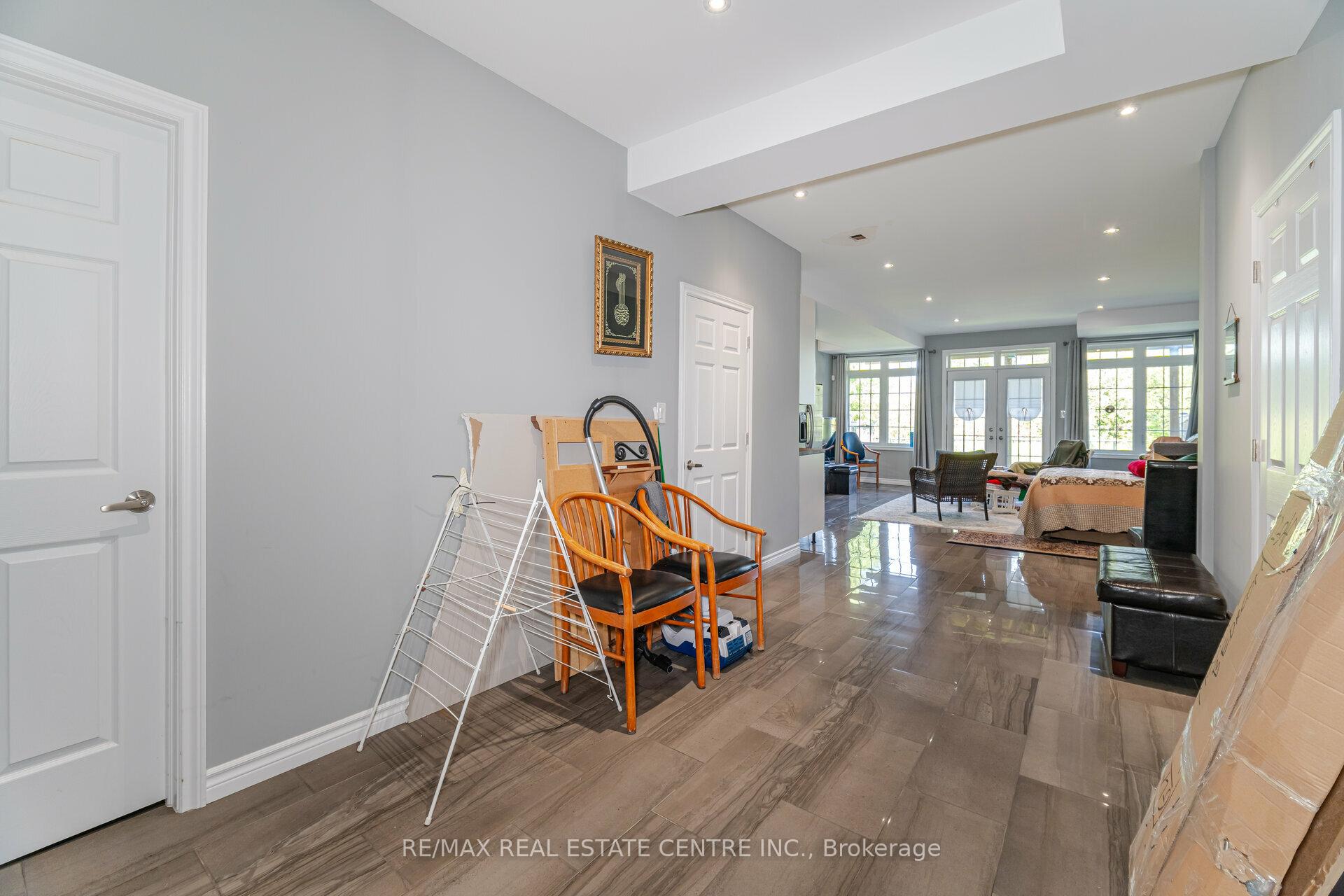 Photo 29 of 34 Alex Campbell Crescent, King, King City — HOMEH