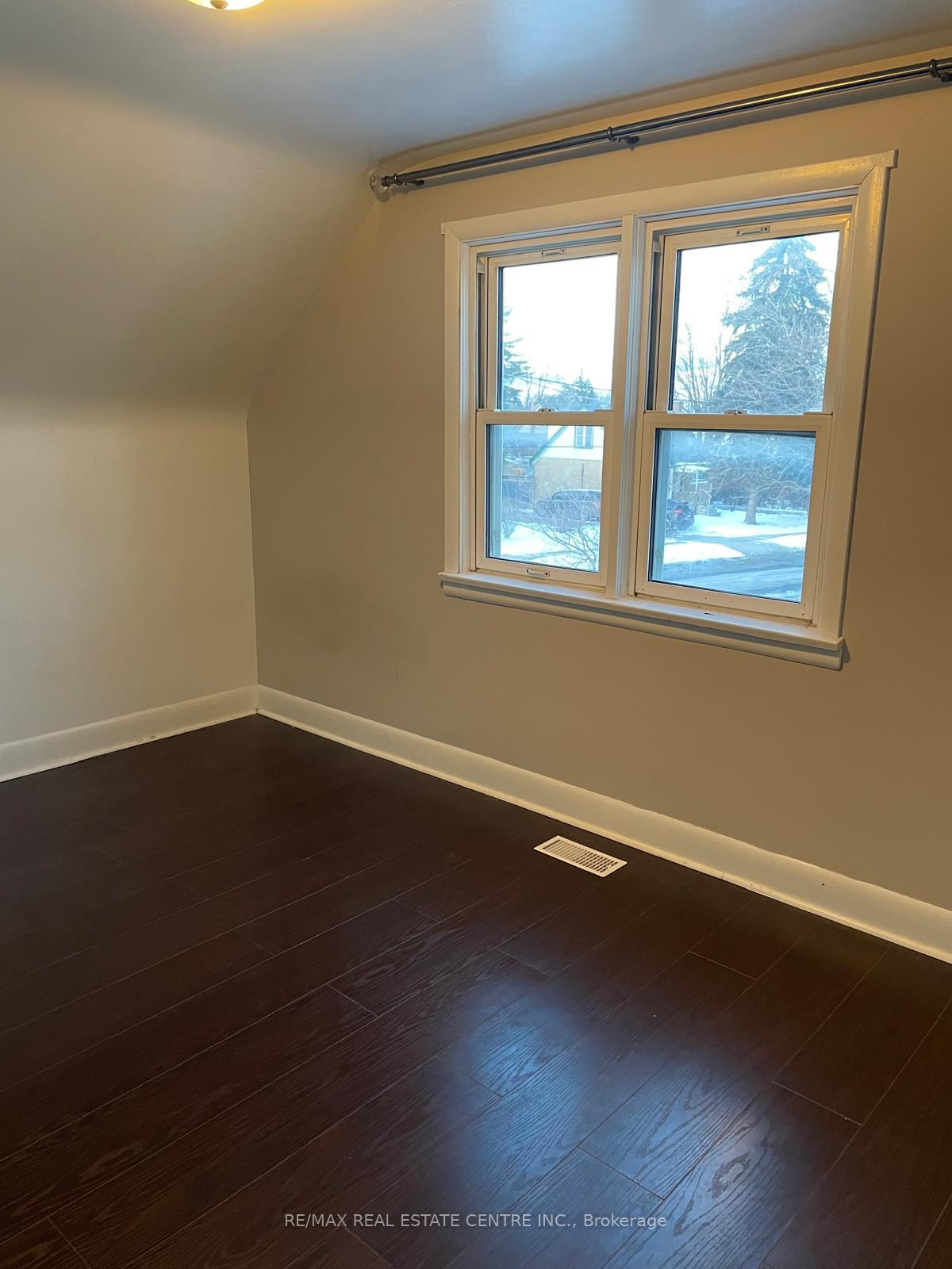 Photo 6 of Unit Upper, 41 Belleview Avenue E, Kitchener, Auditorium — HOMEH