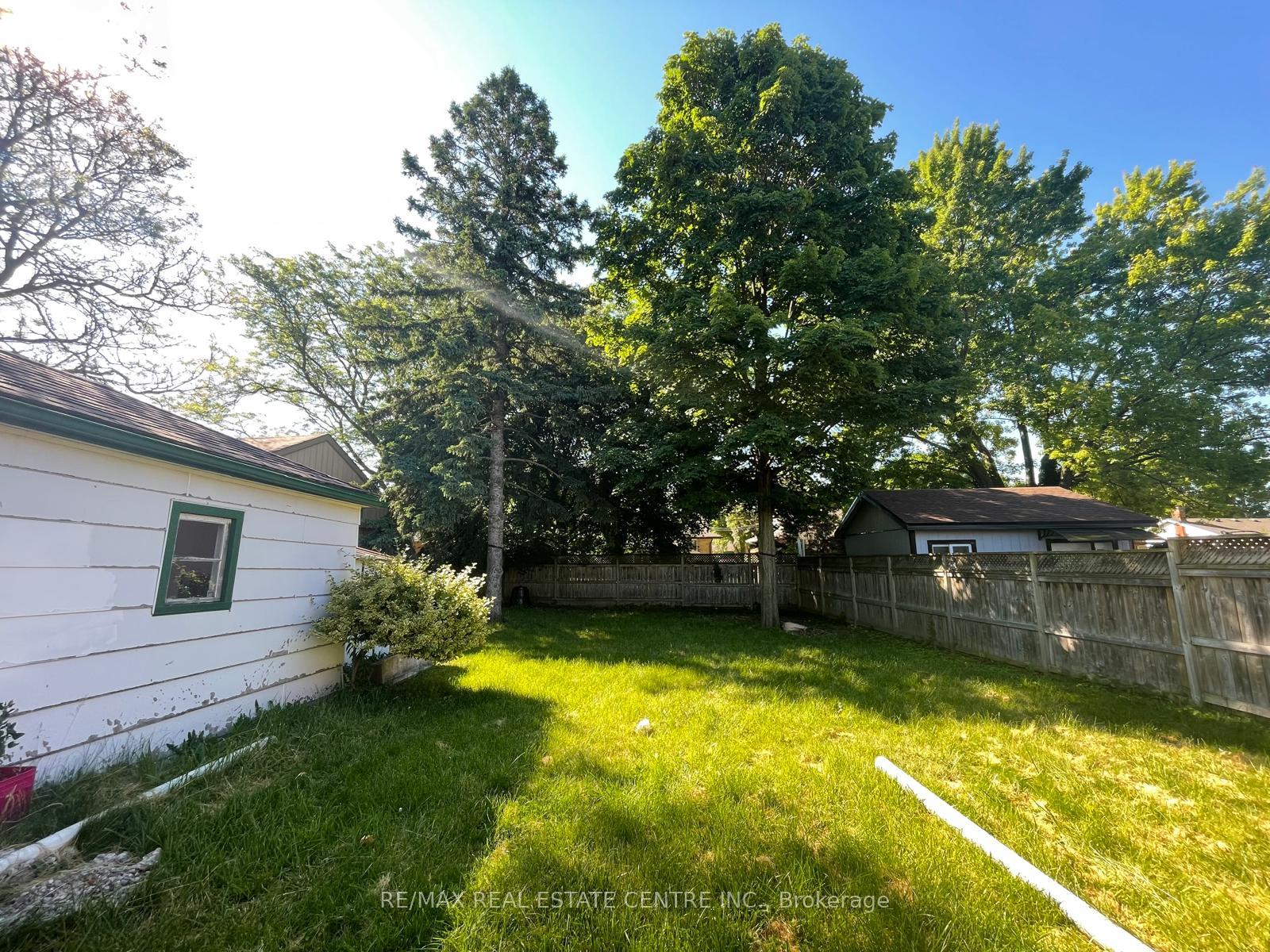 Photo 9 of Unit Upper, 41 Belleview Avenue E, Kitchener, Auditorium — HOMEH