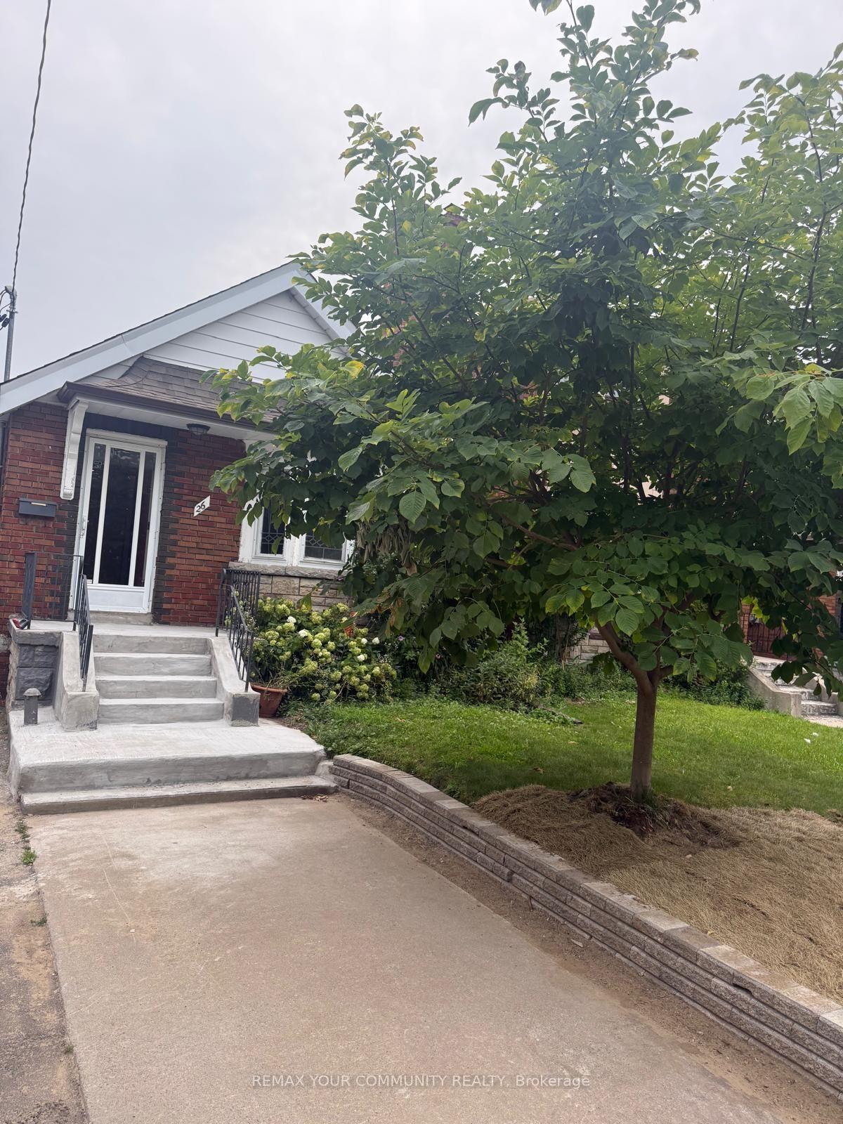Photo 2 of 26 Elmsdale Road W, Toronto, East York — HOMEH