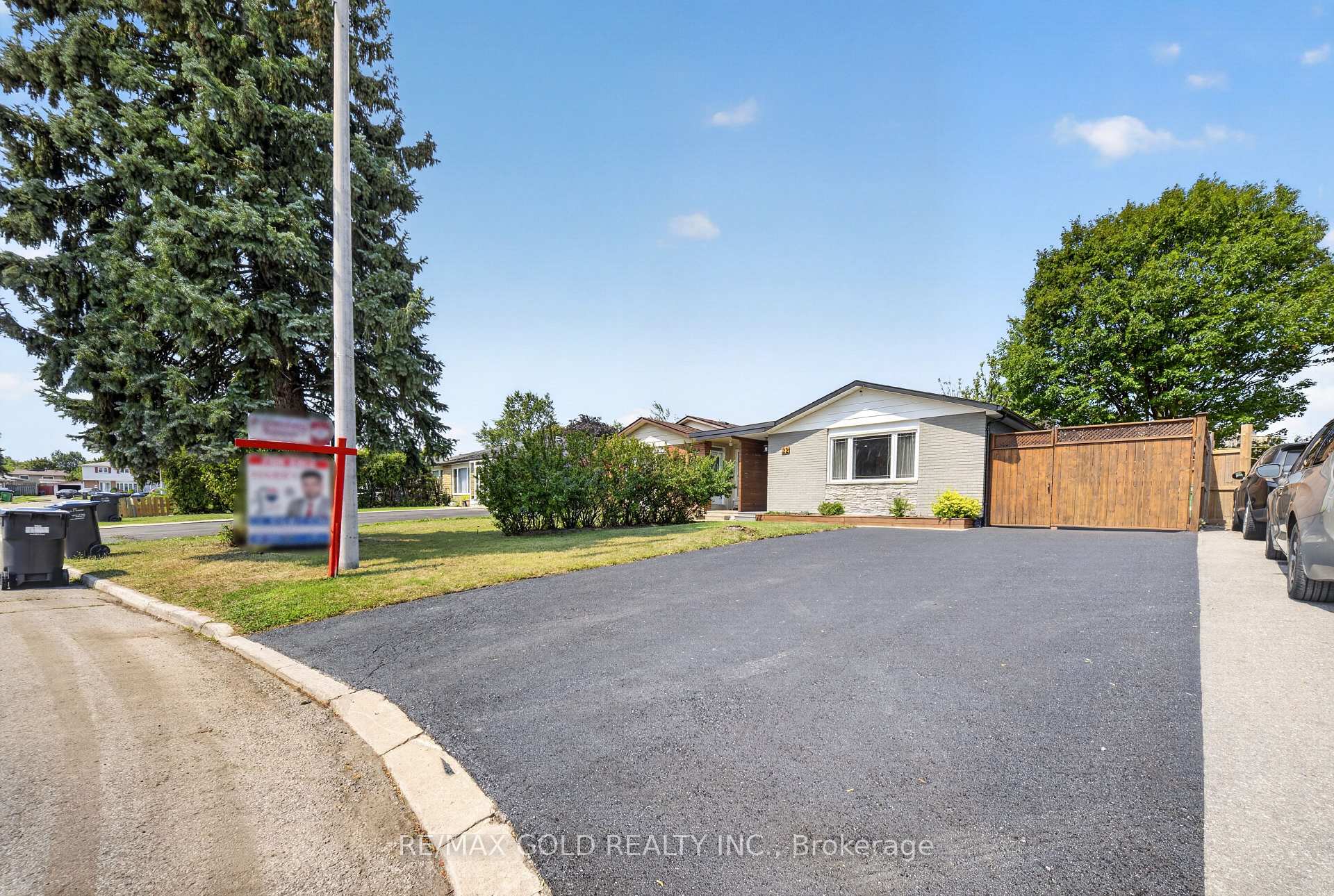 Photo 2 of 22 Deeside Crescent, Brampton, Southgate — HOMEH