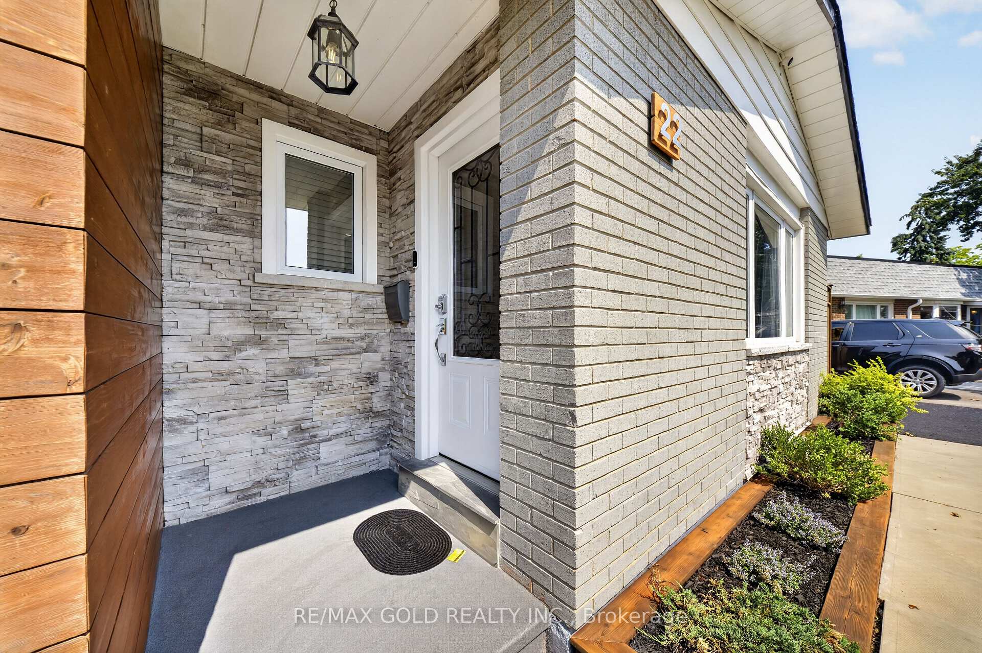 Photo 4 of 22 Deeside Crescent, Brampton, Southgate — HOMEH