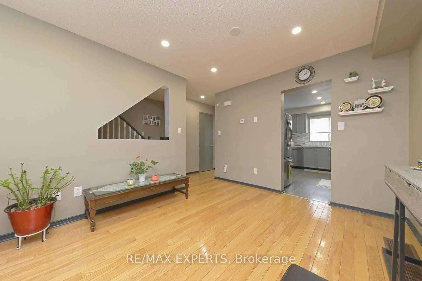 Photo 7 of Unit 3, 65 Brickyard Way, Brampton, Brampton North — HOMEH