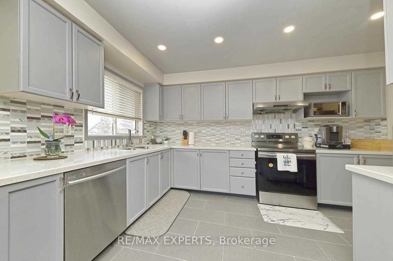 Photo 10 of Unit 3, 65 Brickyard Way, Brampton, Brampton North — HOMEH
