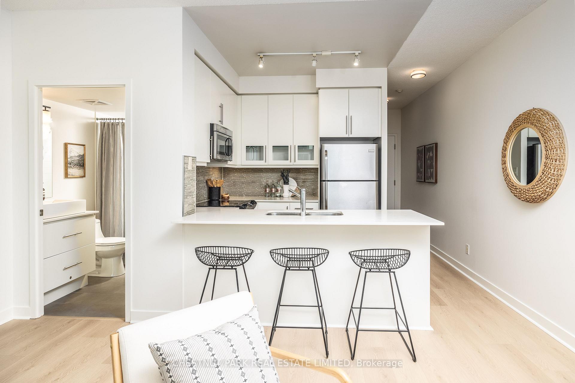 Photo 4 of Unit 802, 1171 Queen Street W, Toronto, Little Portugal — HOMEH