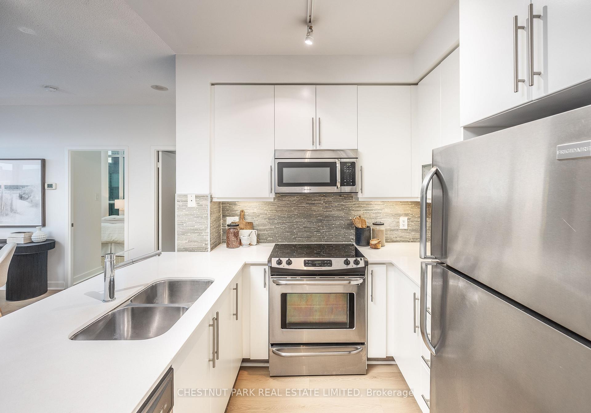 Photo 5 of Unit 802, 1171 Queen Street W, Toronto, Little Portugal — HOMEH