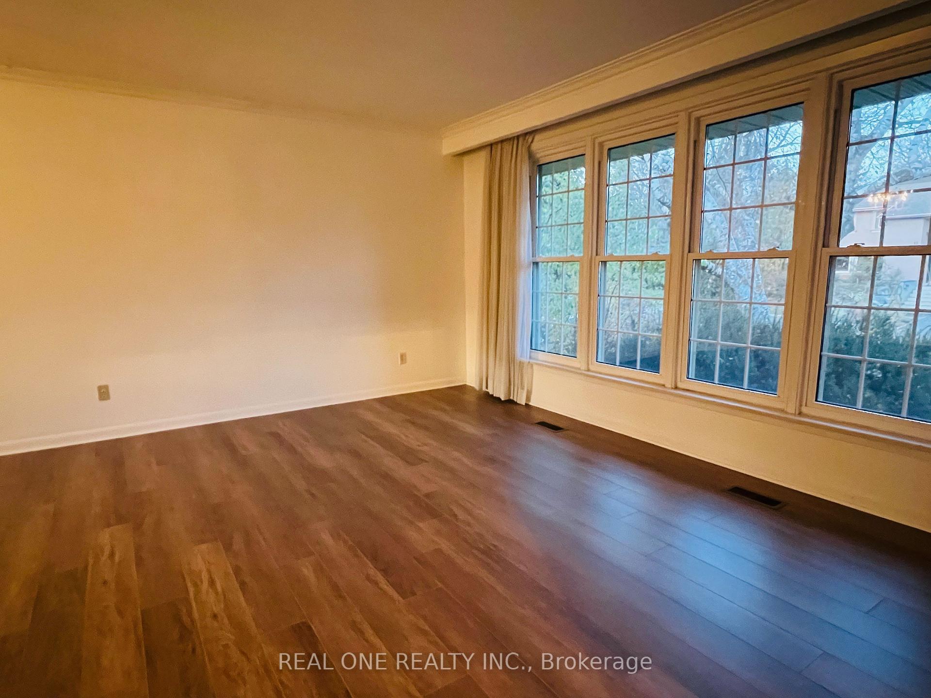 Photo 3 of 6 Fairhill Crescent, North York, Parkwoods-Donalda — HOMEH