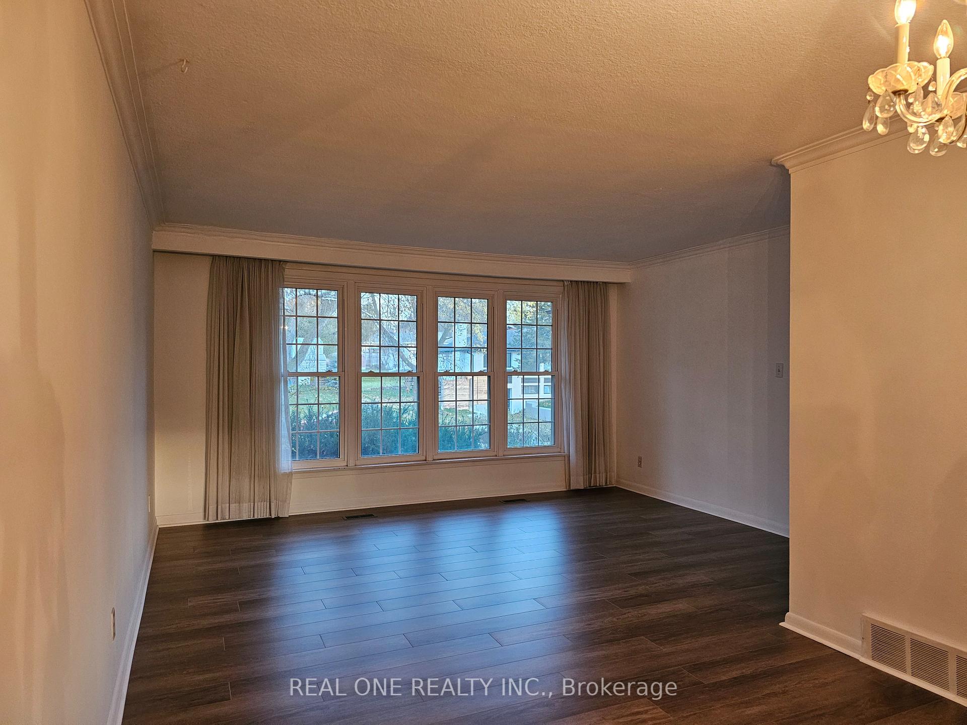 Photo 4 of 6 Fairhill Crescent, North York, Parkwoods-Donalda — HOMEH