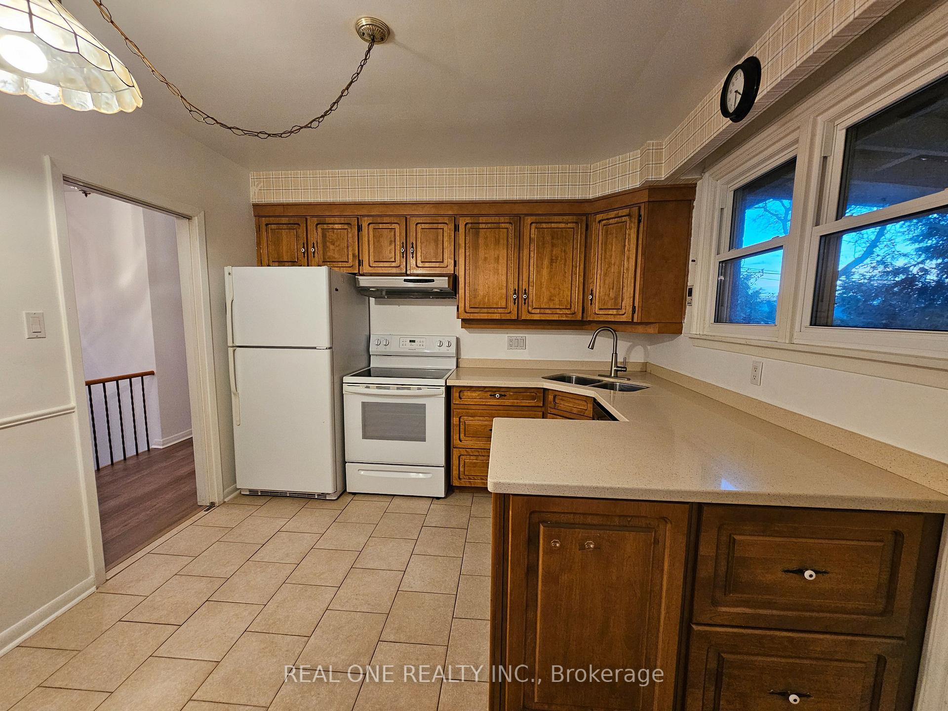 Photo 7 of 6 Fairhill Crescent, North York, Parkwoods-Donalda — HOMEH