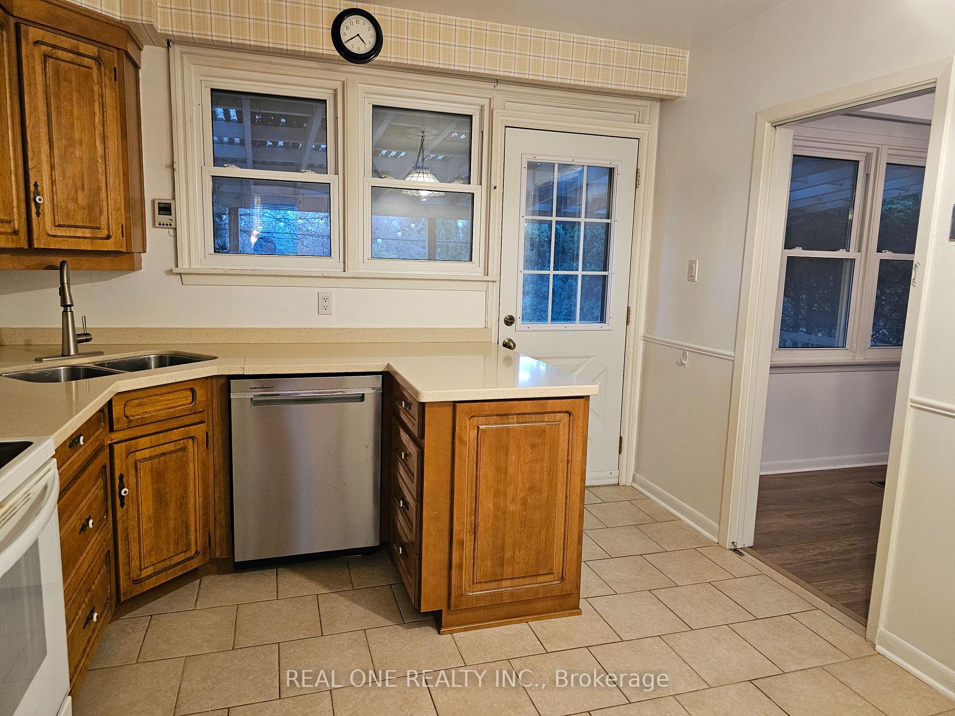 Photo 8 of 6 Fairhill Crescent, North York, Parkwoods-Donalda — HOMEH
