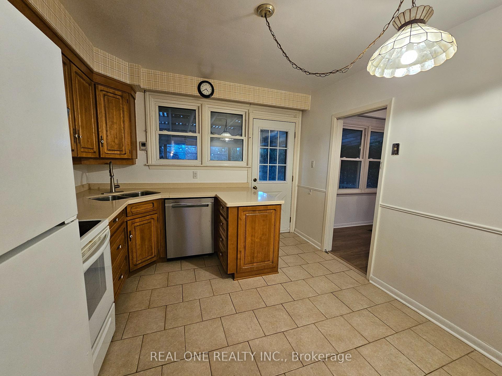 Photo 9 of 6 Fairhill Crescent, North York, Parkwoods-Donalda — HOMEH