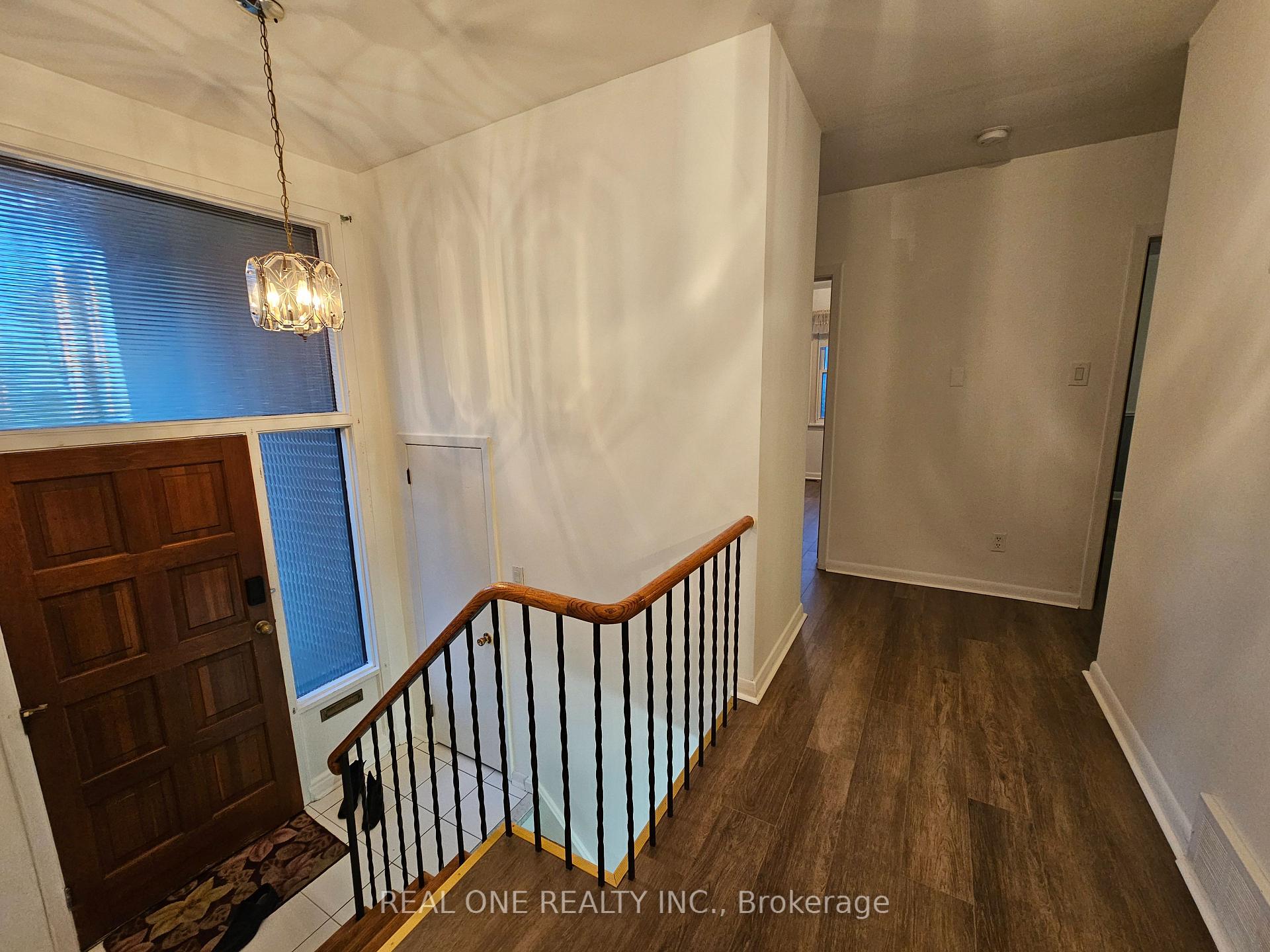 Photo 10 of 6 Fairhill Crescent, North York, Parkwoods-Donalda — HOMEH