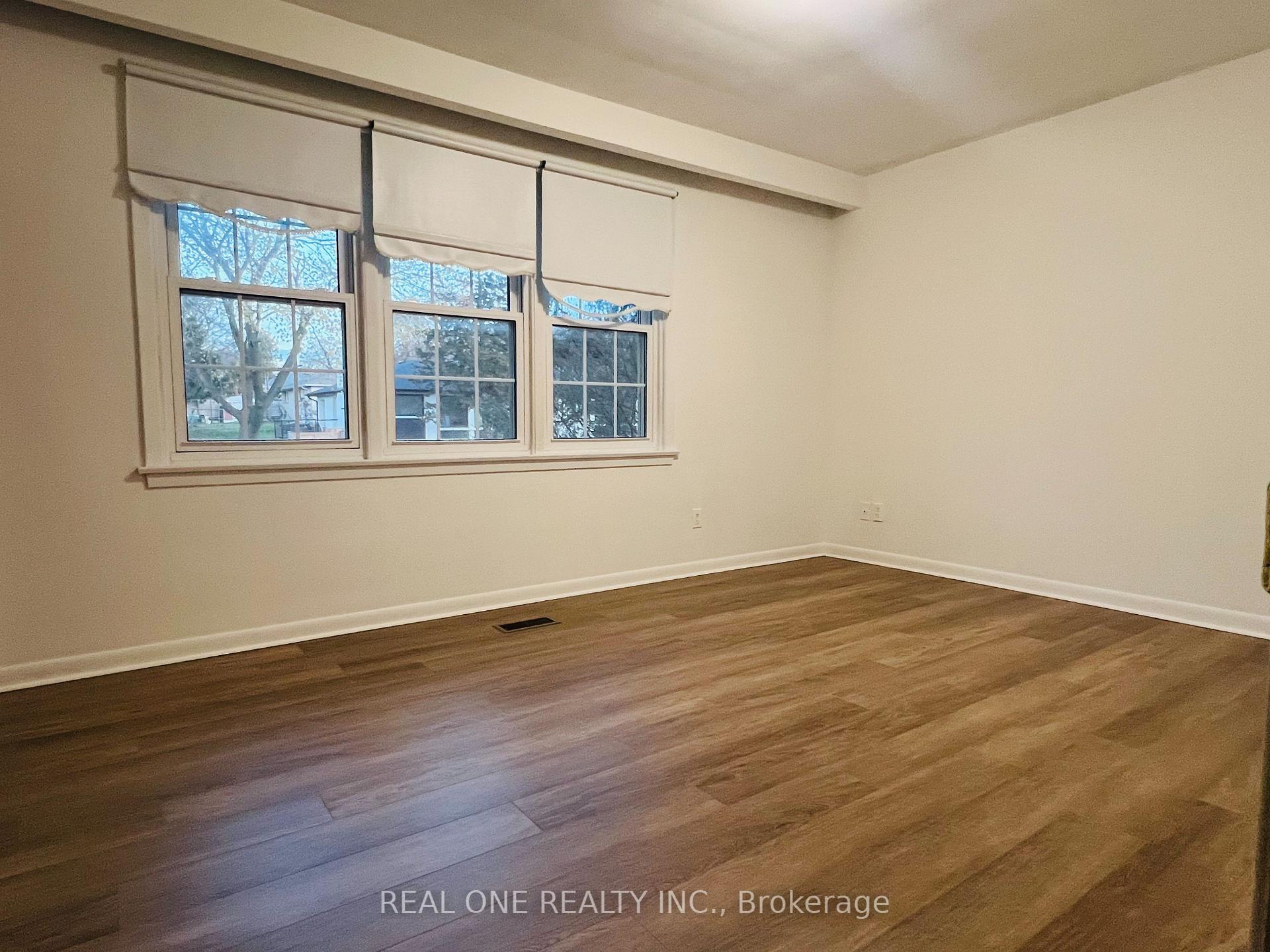 Photo 11 of 6 Fairhill Crescent, North York, Parkwoods-Donalda — HOMEH