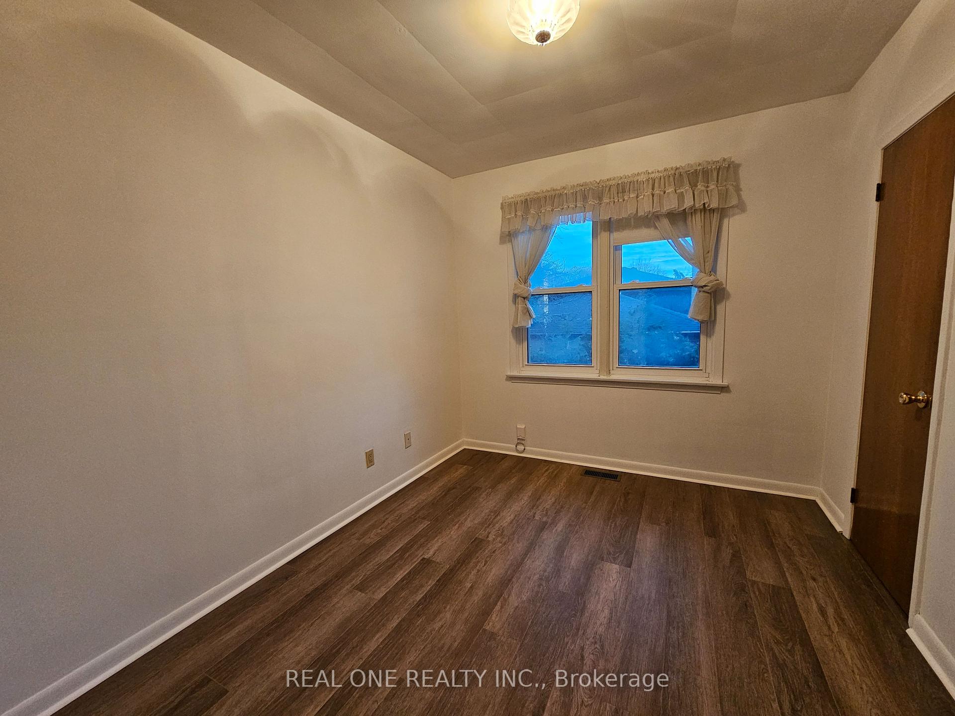 Photo 12 of 6 Fairhill Crescent, North York, Parkwoods-Donalda — HOMEH