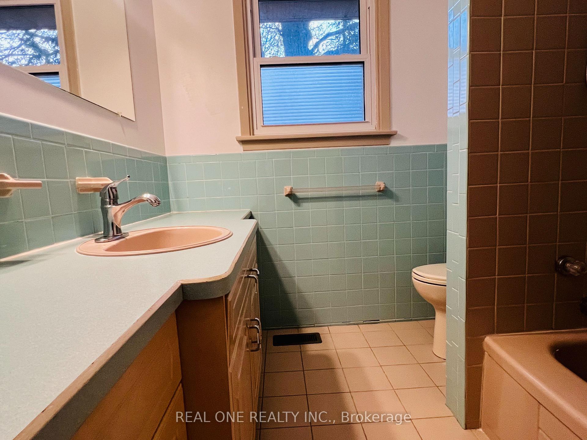 Photo 14 of 6 Fairhill Crescent, North York, Parkwoods-Donalda — HOMEH