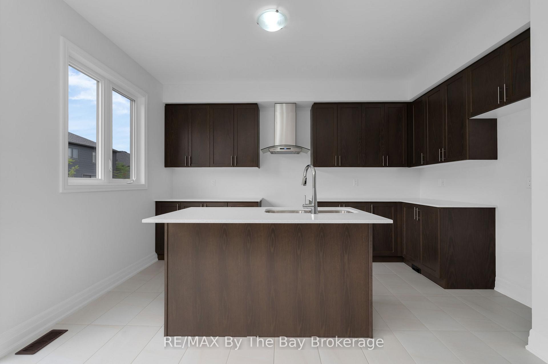 Photo 7 of 48 Del Ray Crescent, Wasaga Beach — HOMEH