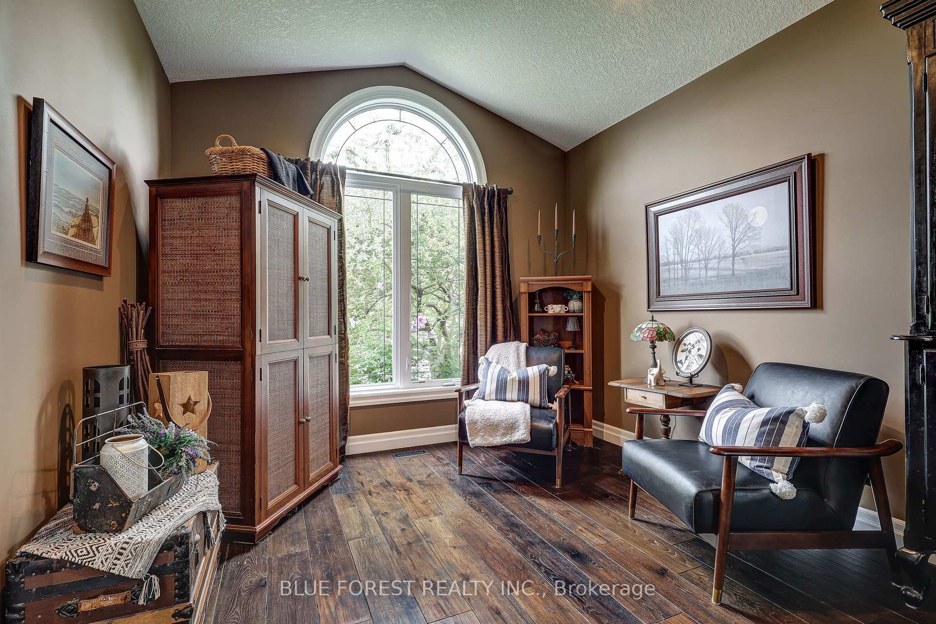 Photo 11 of 2058 Westpoint Heights, London, South V — HOMEH