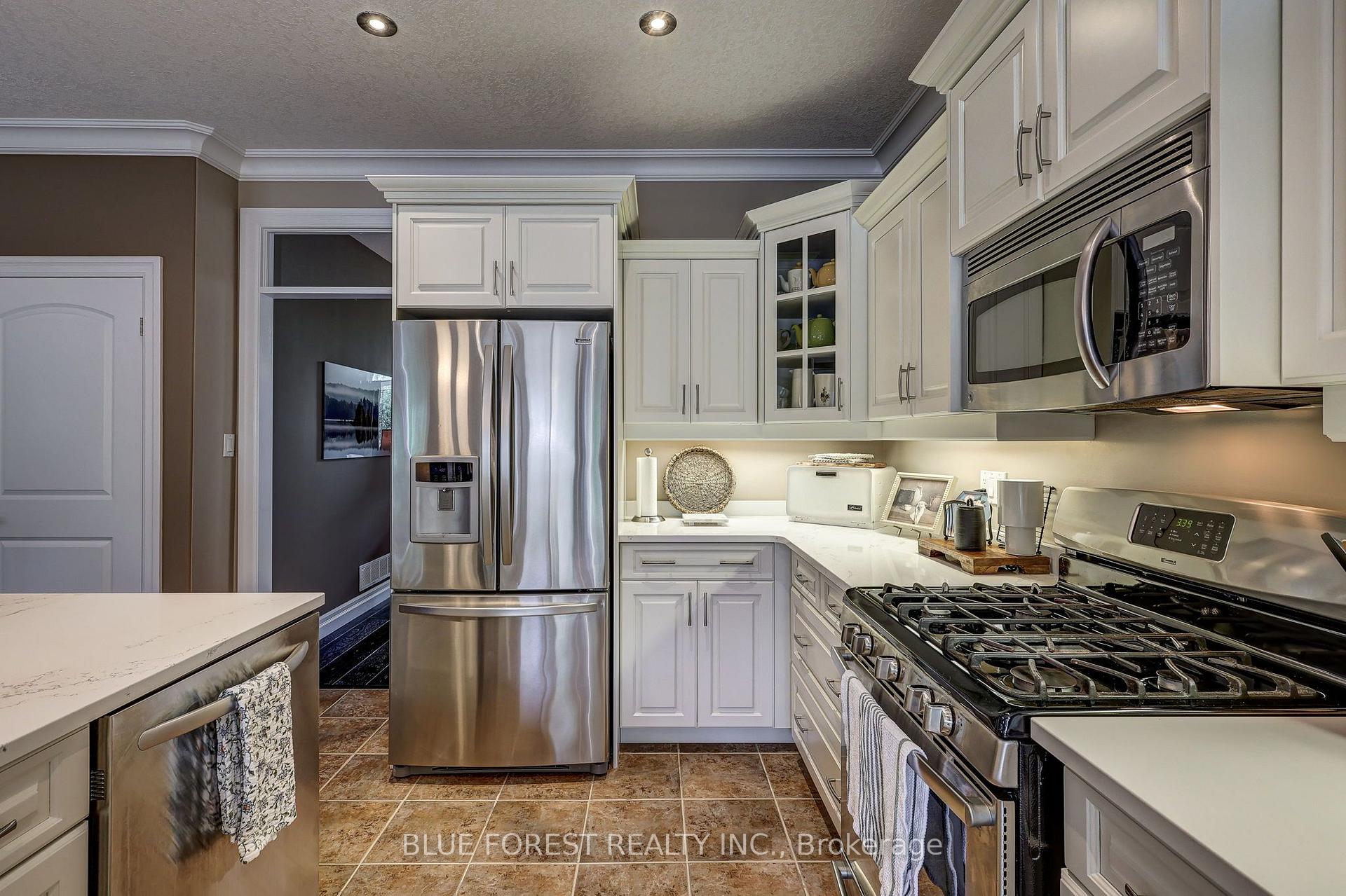 Photo 21 of 2058 Westpoint Heights, London, South V — HOMEH