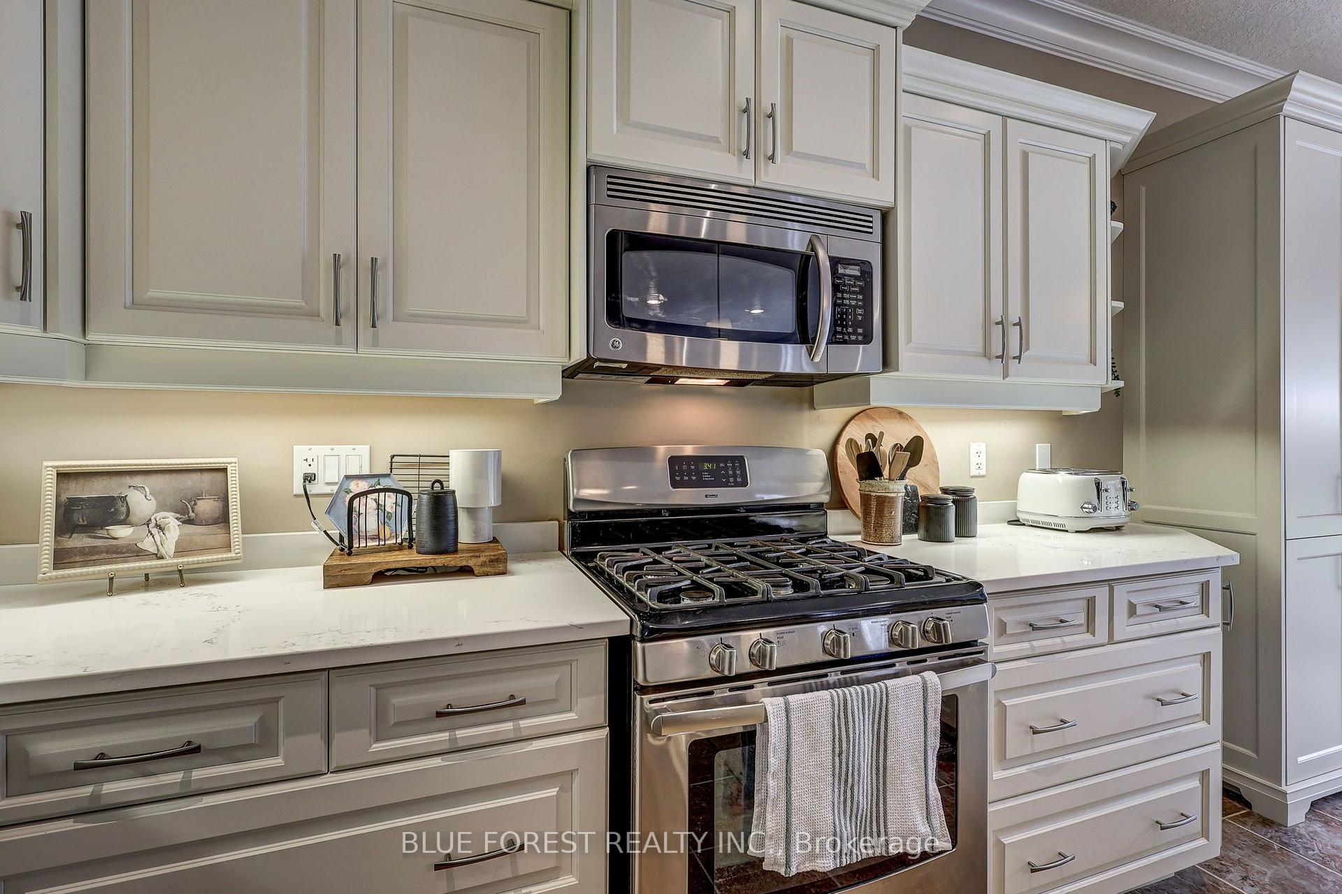 Photo 22 of 2058 Westpoint Heights, London, South V — HOMEH