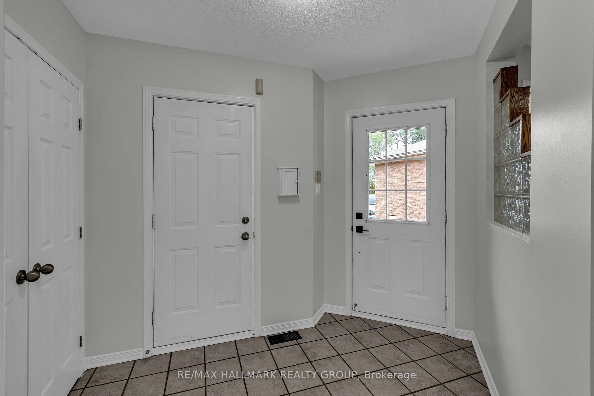 Photo 3 of 146 College Circle, Ottawa, Castle Heights — HOMEH