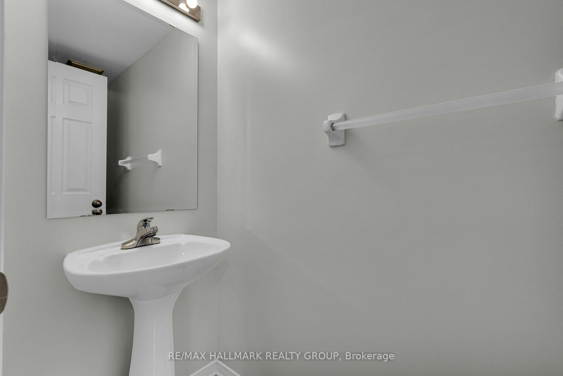 Photo 4 of 146 College Circle, Ottawa, Castle Heights — HOMEH