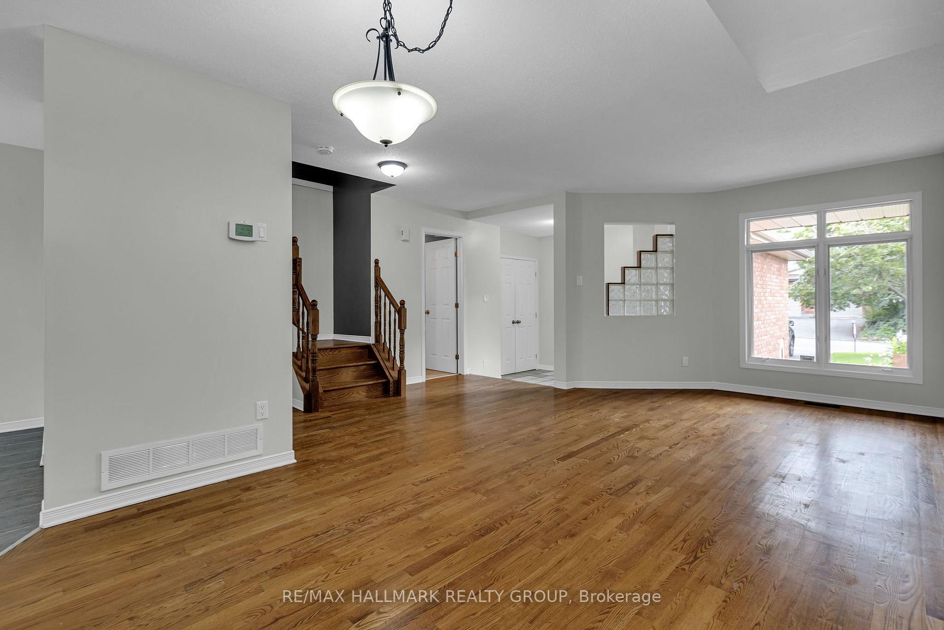Photo 5 of 146 College Circle, Ottawa, Castle Heights — HOMEH