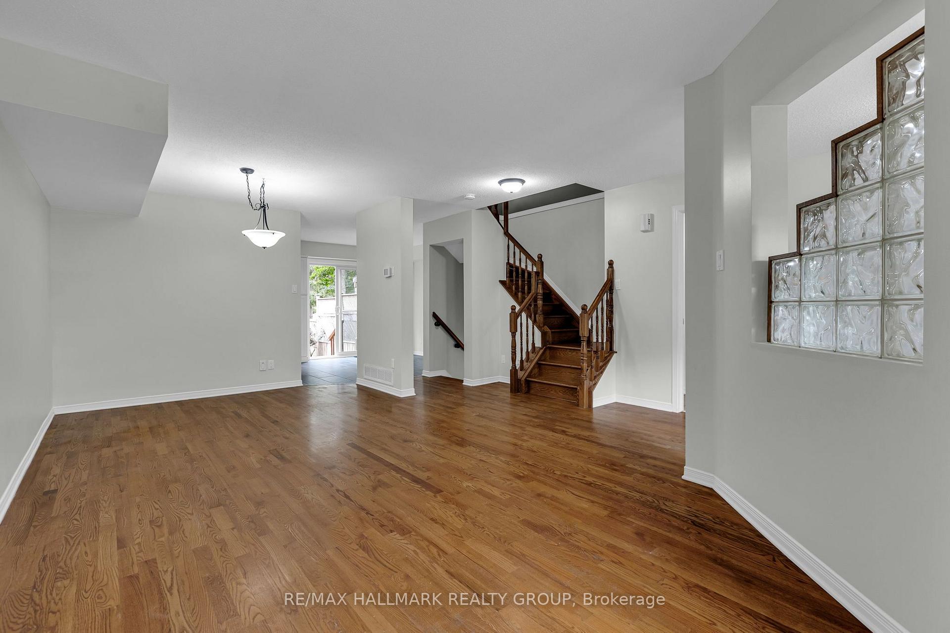 Photo 8 of 146 College Circle, Ottawa, Castle Heights — HOMEH