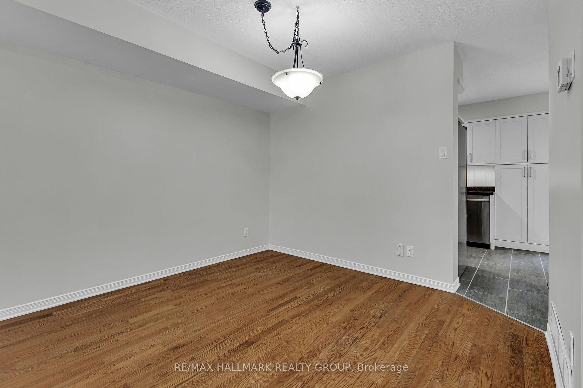 Photo 11 of 146 College Circle, Ottawa, Castle Heights — HOMEH