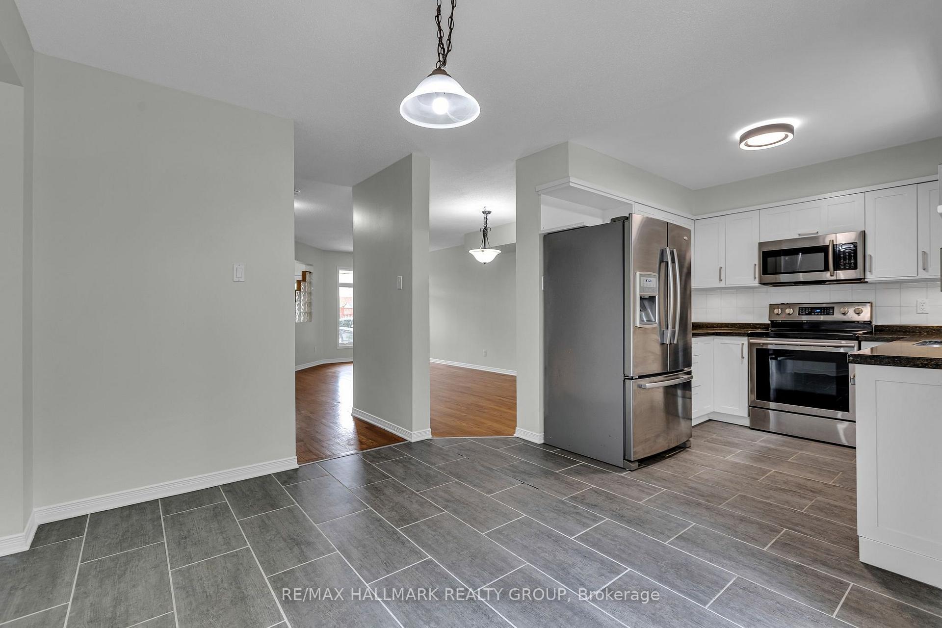 Photo 12 of 146 College Circle, Ottawa, Castle Heights — HOMEH